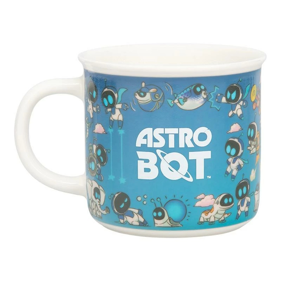 Niebieski kubek z motywem Astro Bot, uroczymi robotami i rybkami.