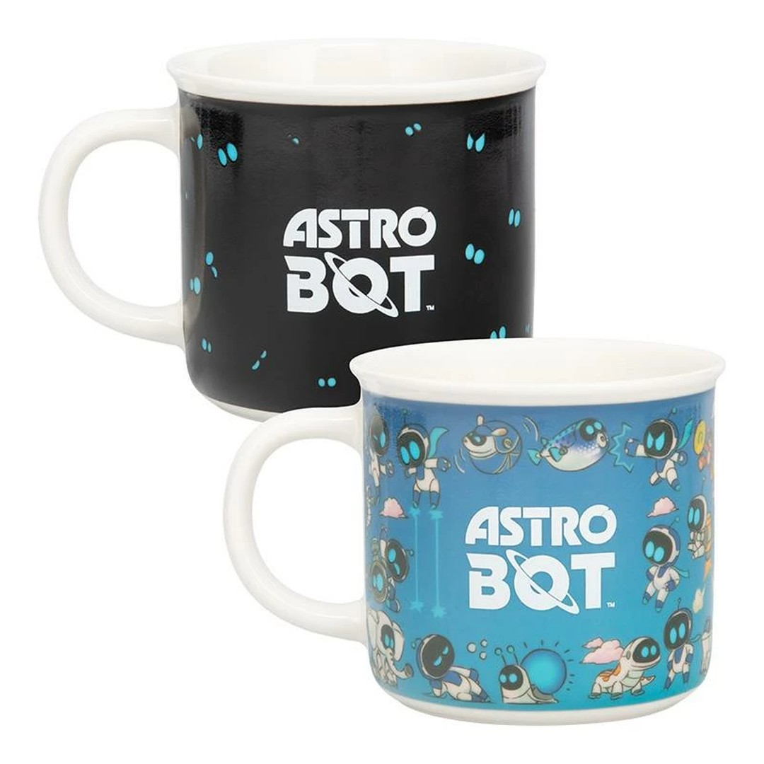 Dwa kubki Astro Bot, jeden czarny z logo, drugi niebieski z postaciami.