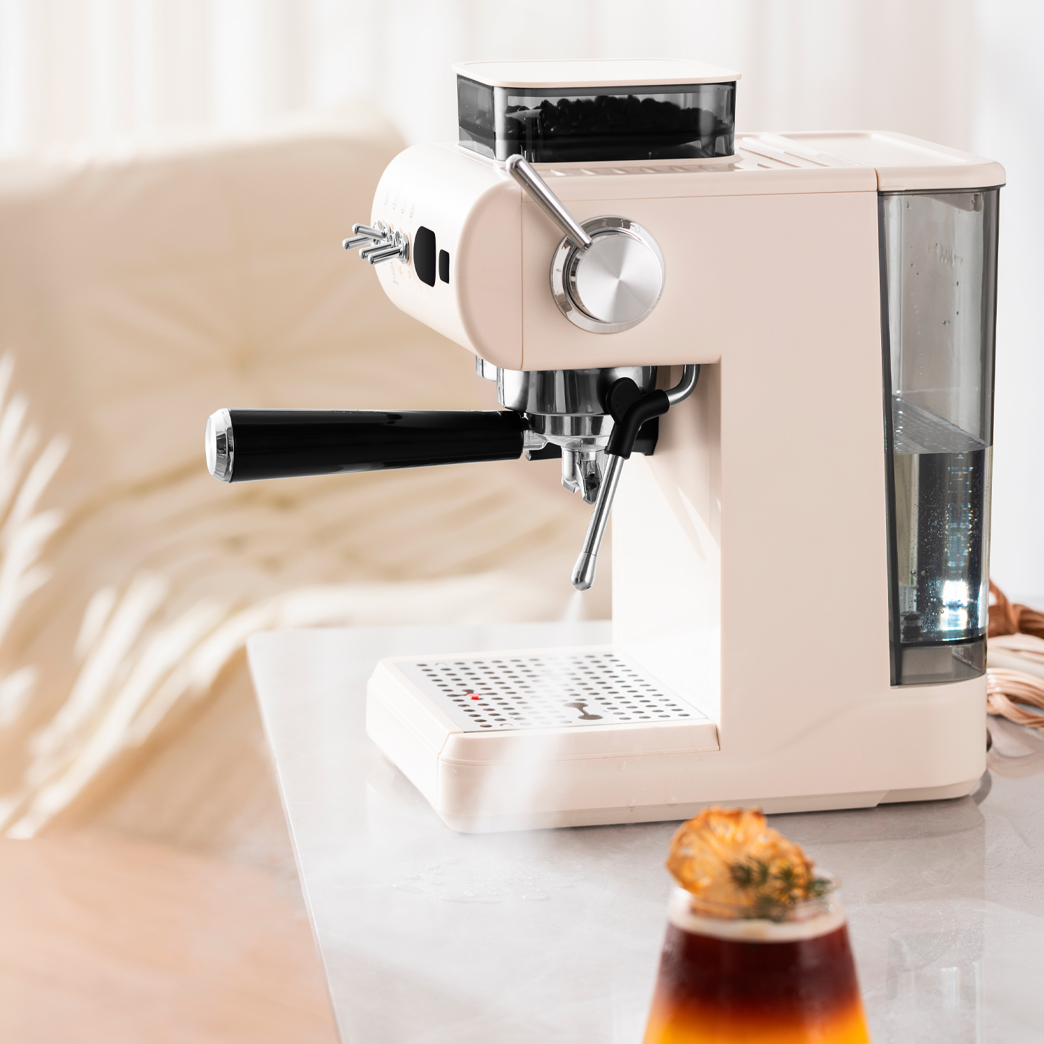 Eine cremefarbene Espressomaschine mit Kaffeebohnen und Wassertank.