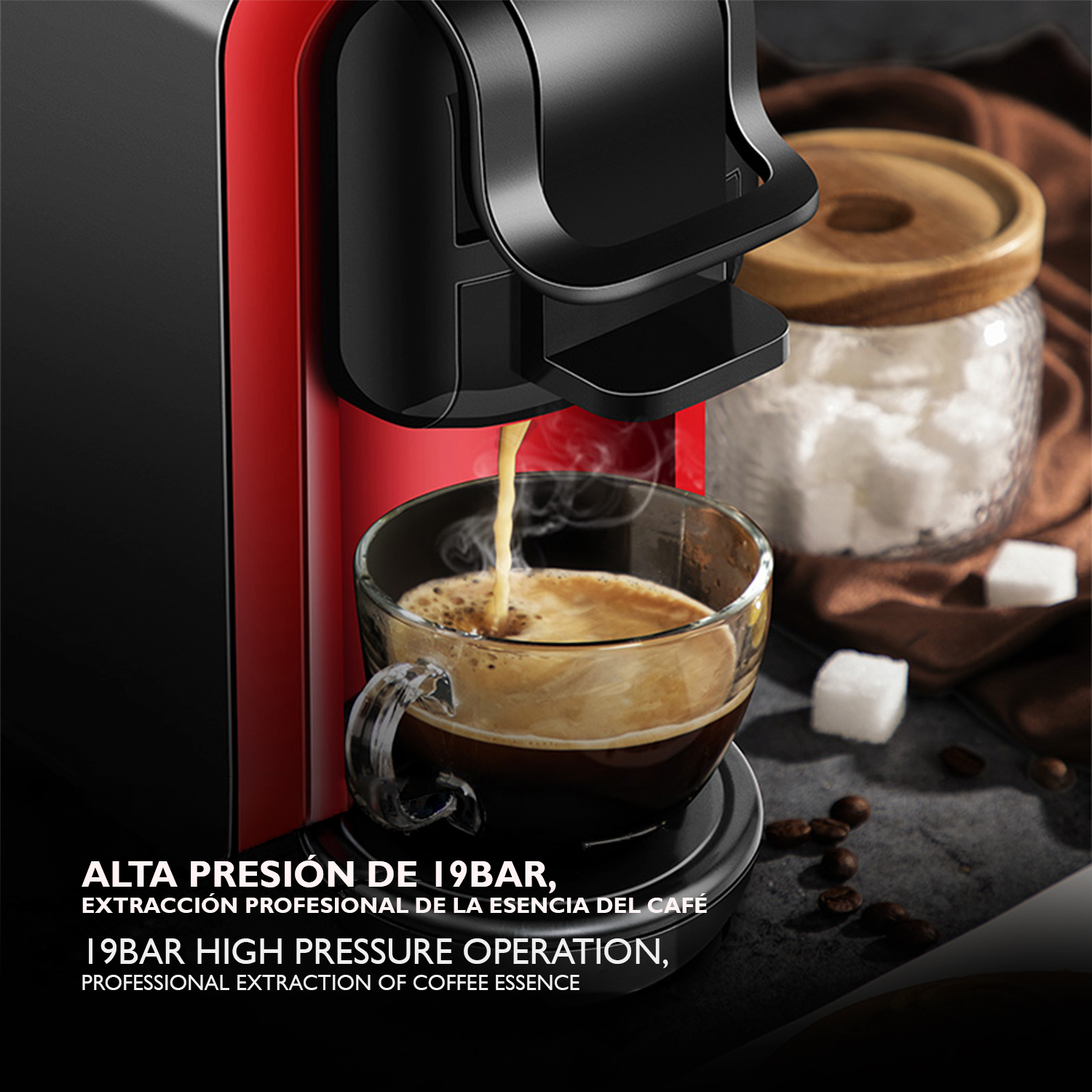 Una cafetera roja prepara espresso en una taza de cristal.