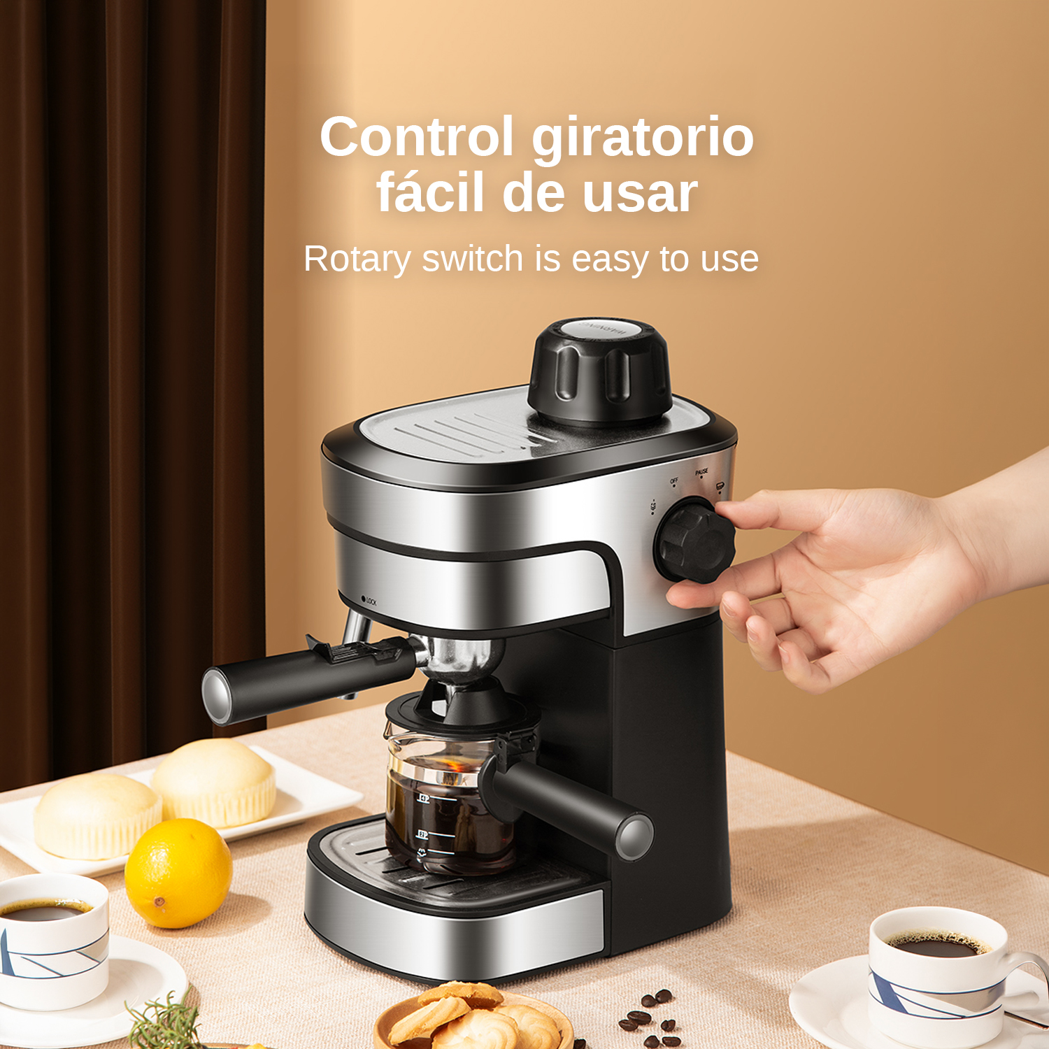 Eine Espressomaschine mit einem Glas, das mit Kaffee gefüllt ist. Eine Hand dreht einen Knopf.