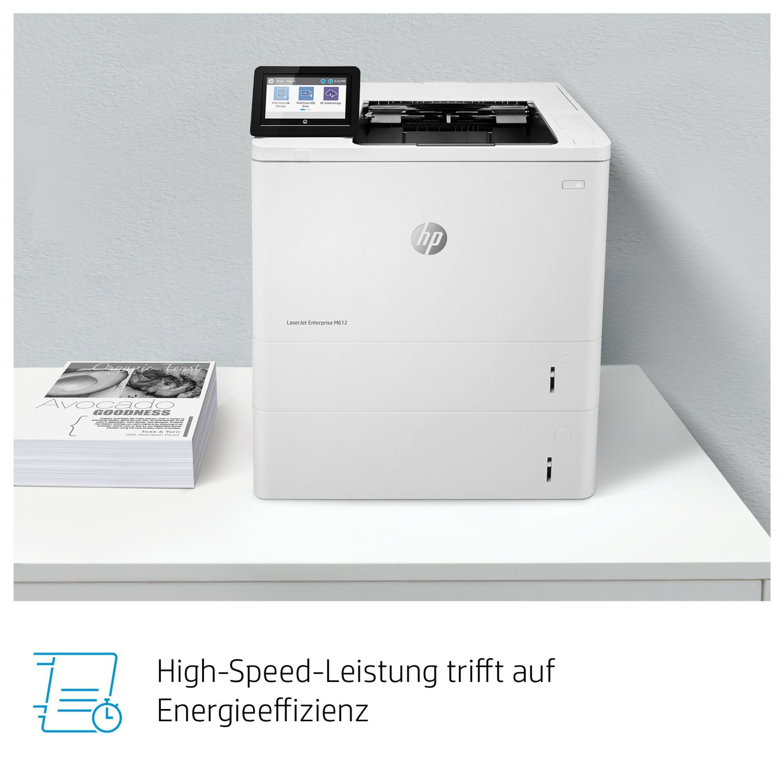 Biała drukarka HP LaserJet stoi na biurku obok stosu broszur.
