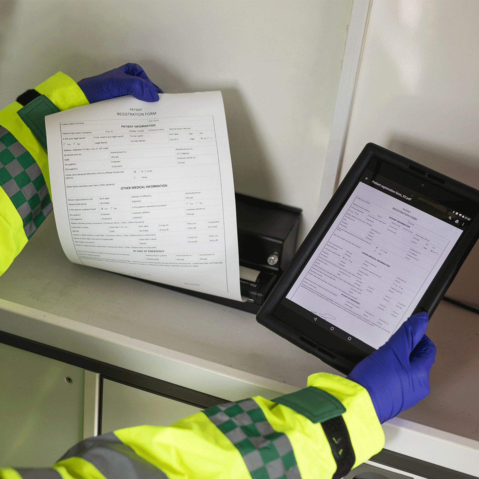 Persona con chaleco de alta visibilidad sostiene un formulario y una tablet.