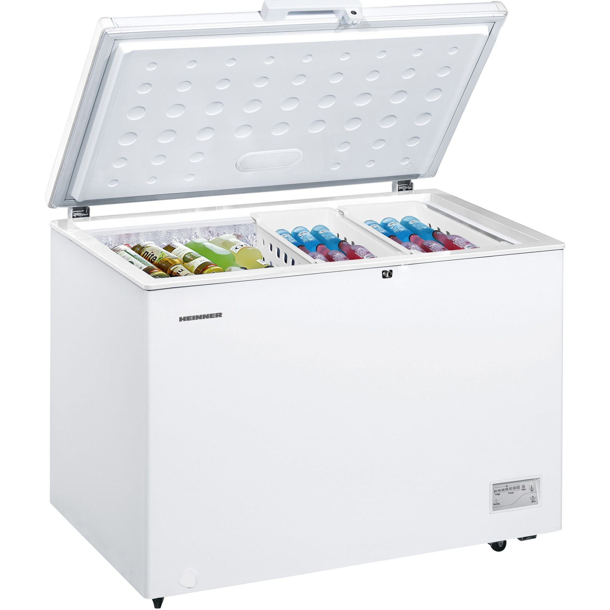 Un congélateur coffre blanc avec son couvercle ouvert, rempli de bouteilles et de glaces.
