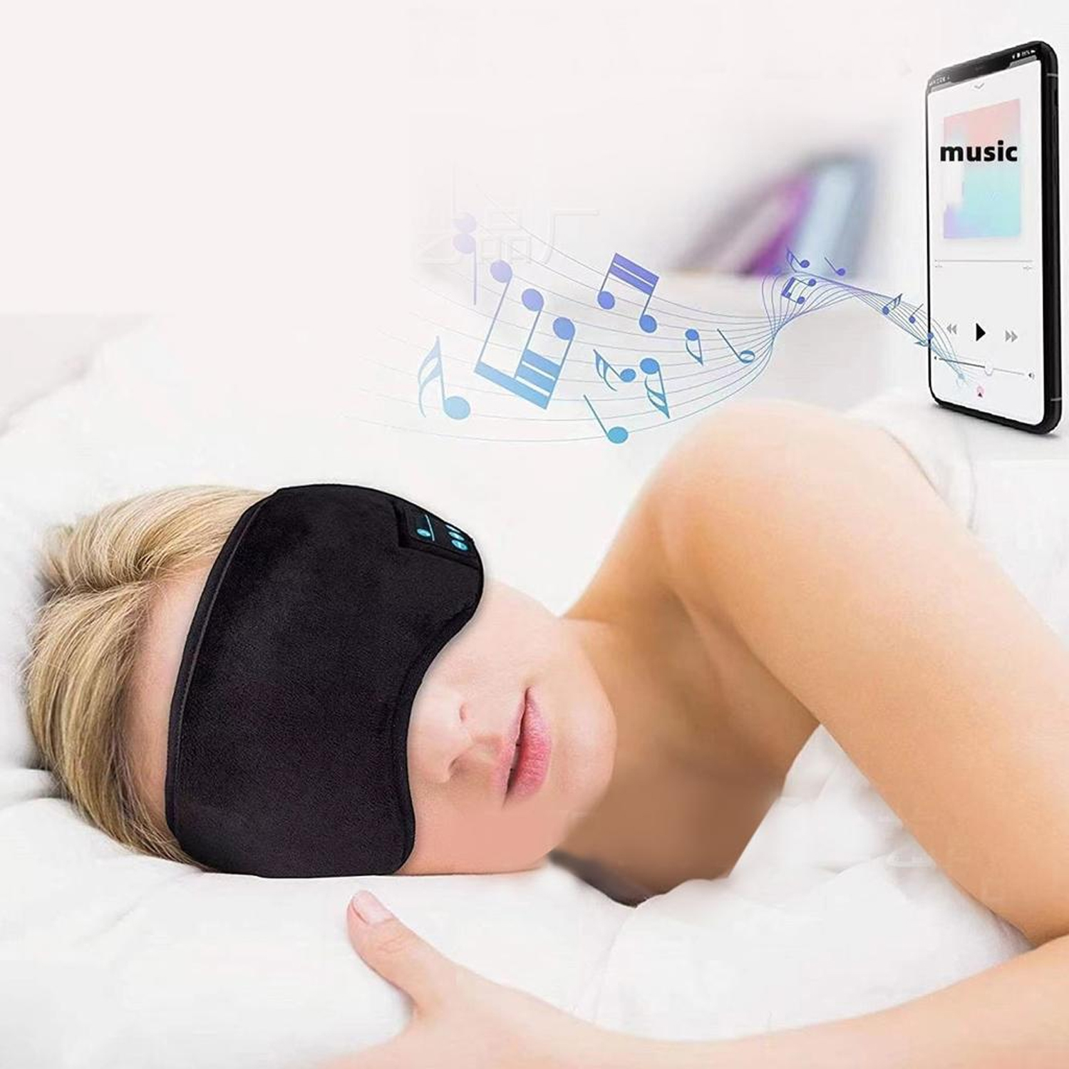 Frau mit Schlafmaske und Kopfhörern hört Musik von einem Smartphone.