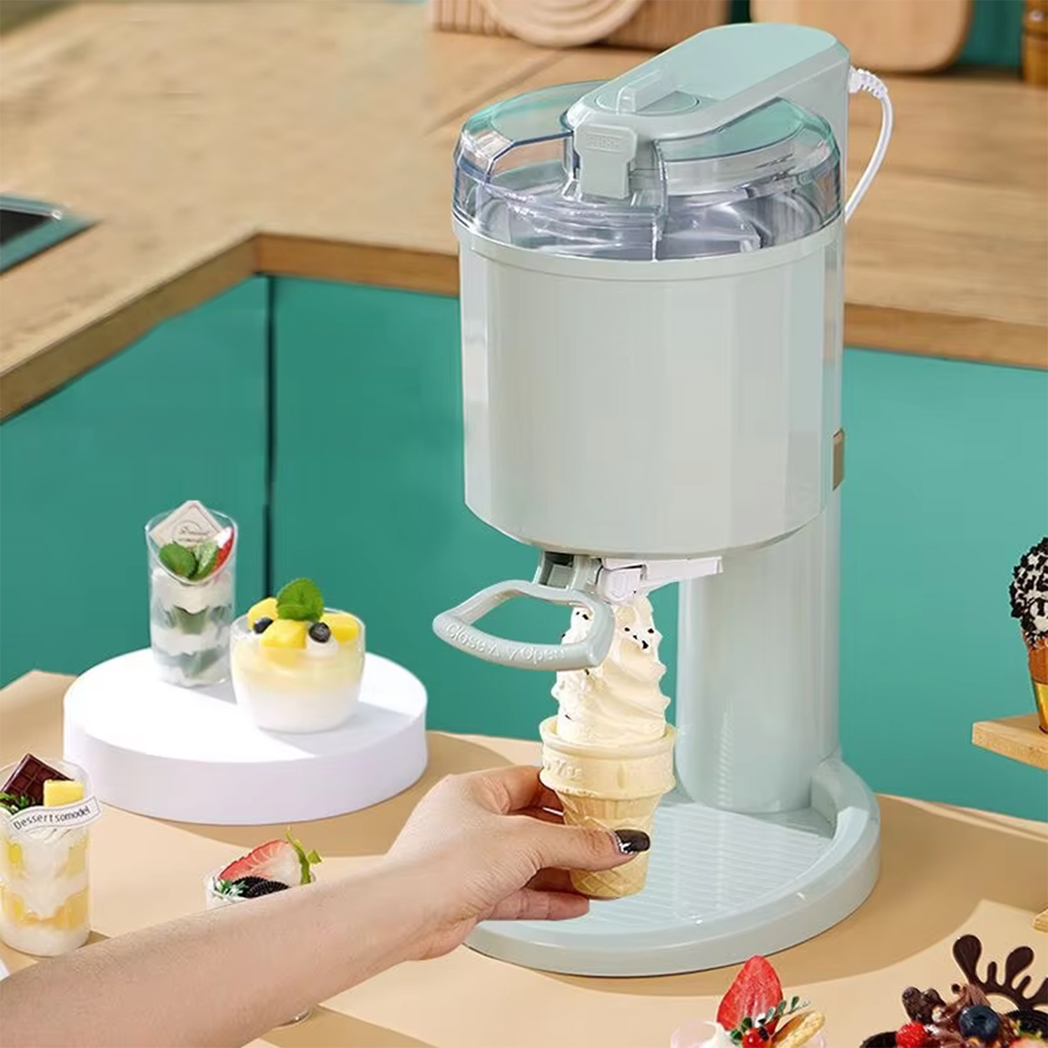Una máquina de helados verde menta dispensa helado suave en un cono sostenido por una mano.