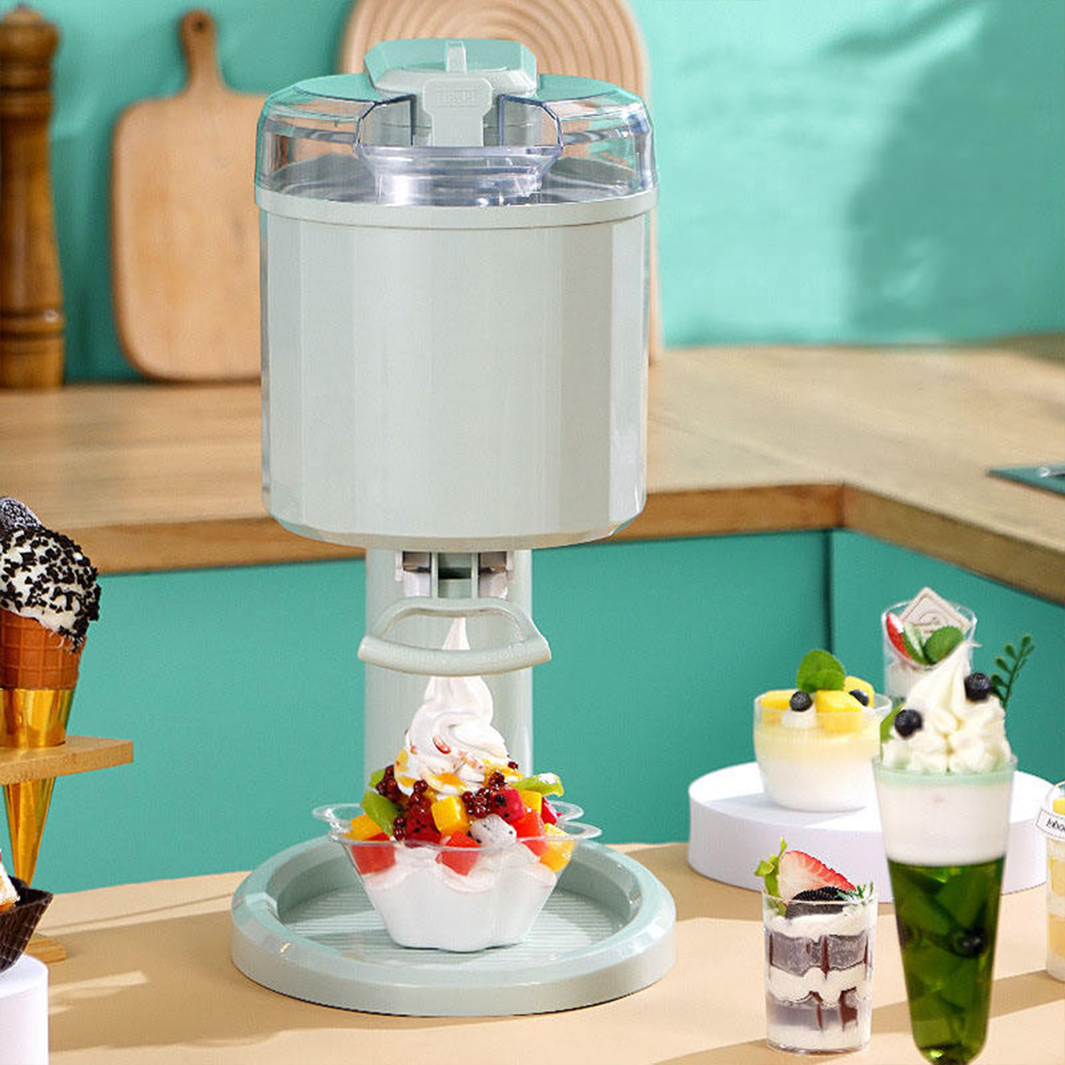 Una máquina de helados sirve helado suave en un tazón con trozos de fruta.