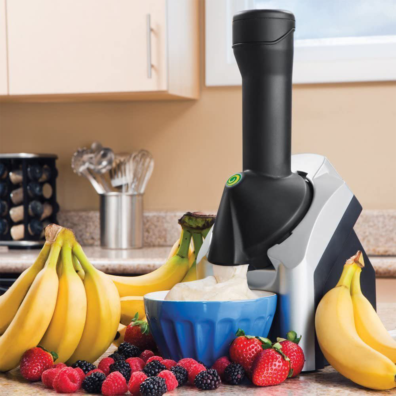 Ein Küchengerät zur Eisherstellung mit Bananen, Erdbeeren und Beeren.