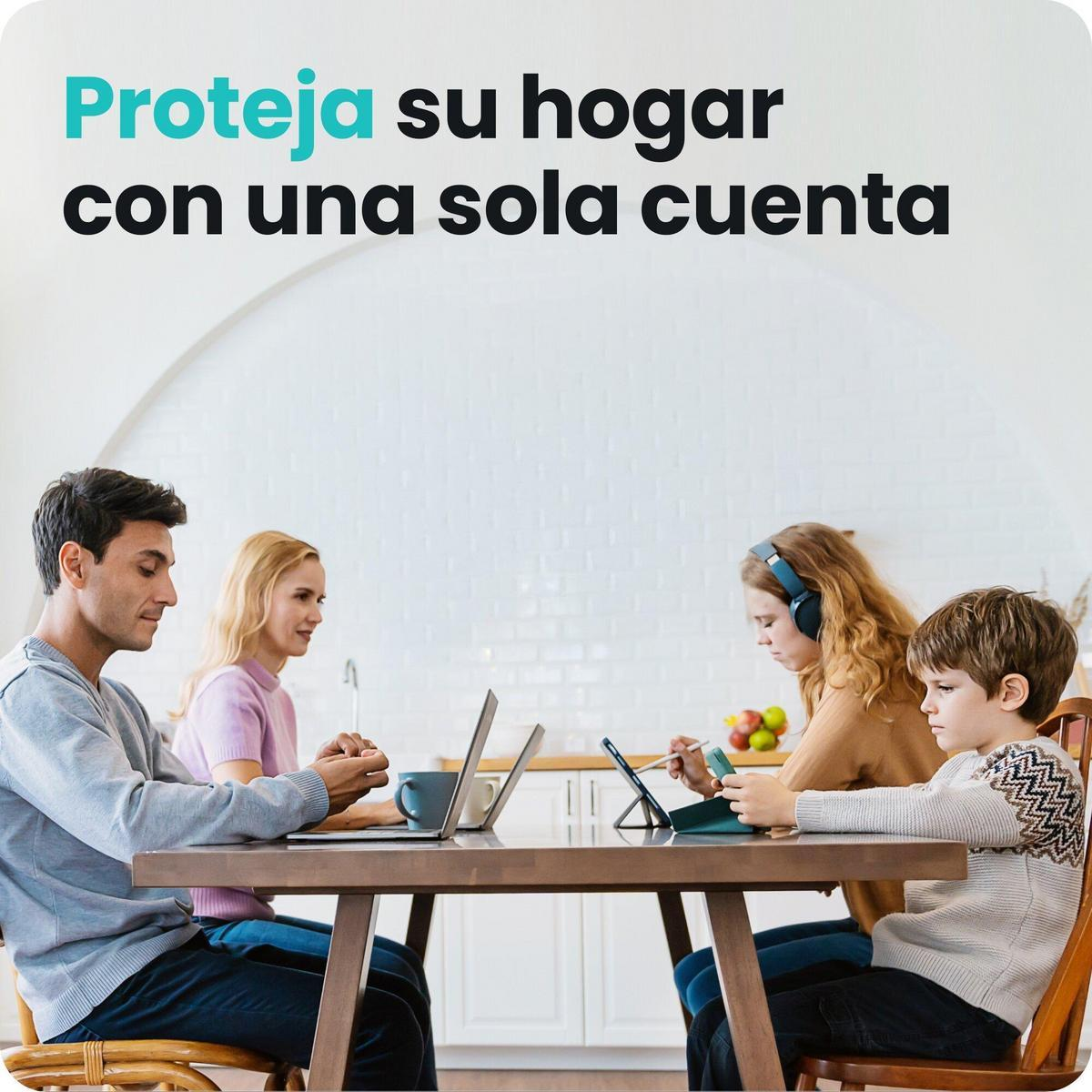 Familia en mesa: padres trabajan, niños aprenden con tablets y laptops.
