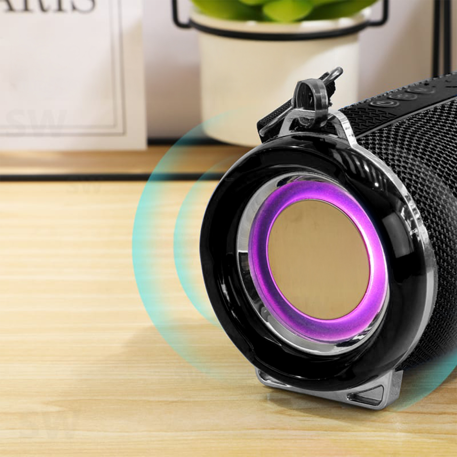 Un altoparlante nero con anello LED viola su un tavolo di legno.