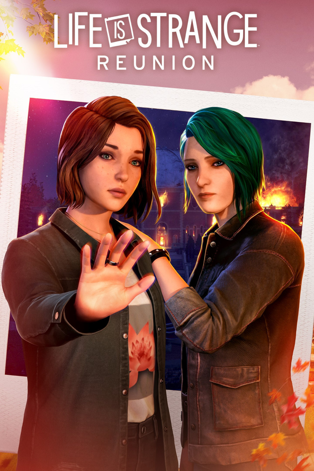 Due donne davanti a un edificio in fiamme. Viene mostrato il gioco "Life is Strange: Reunion".