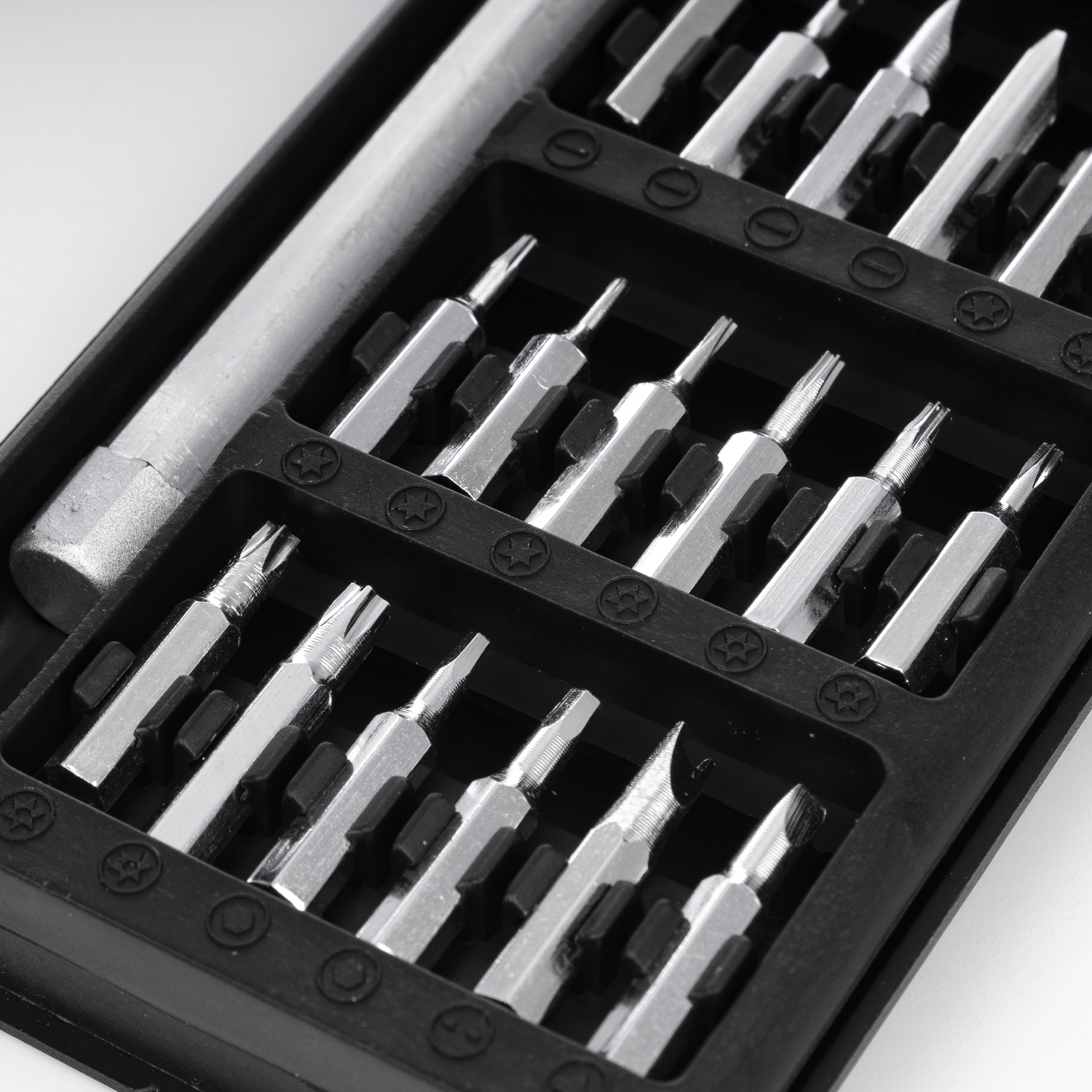 Una caja negra con varios puntas de destornillador y un mango.