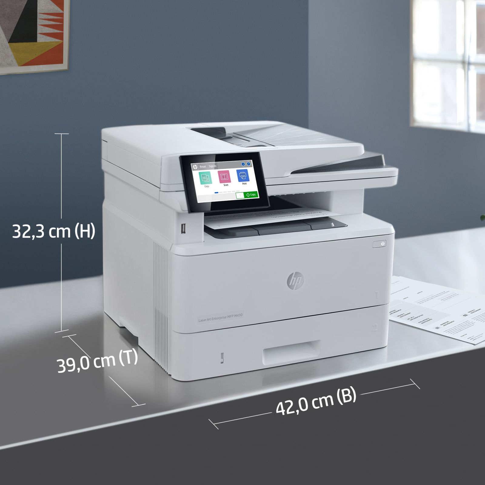 Biała drukarka HP LaserJet Enterprise MFP M430 stoi na biurku.