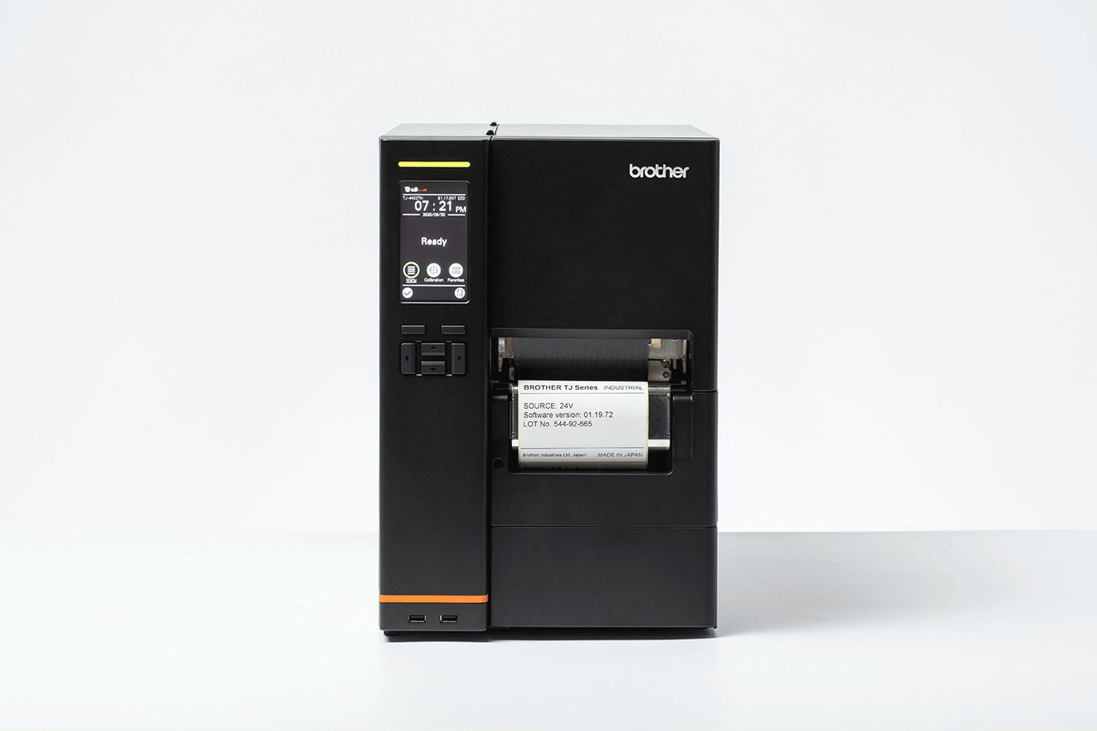 Una stampante per etichette Brother nera con display e pulsanti.