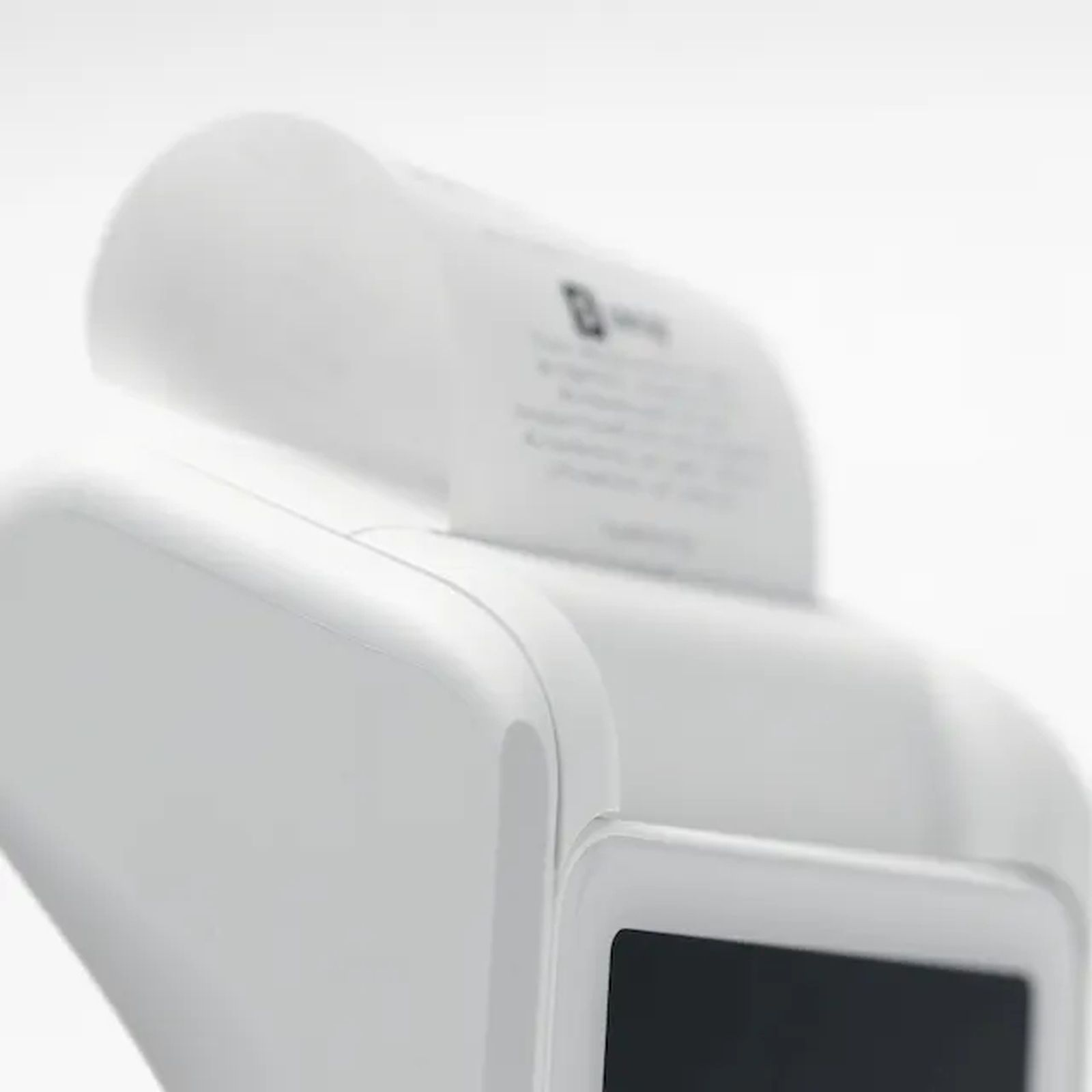 Un dispositivo blanco con pantalla negra y etiqueta impresa.
