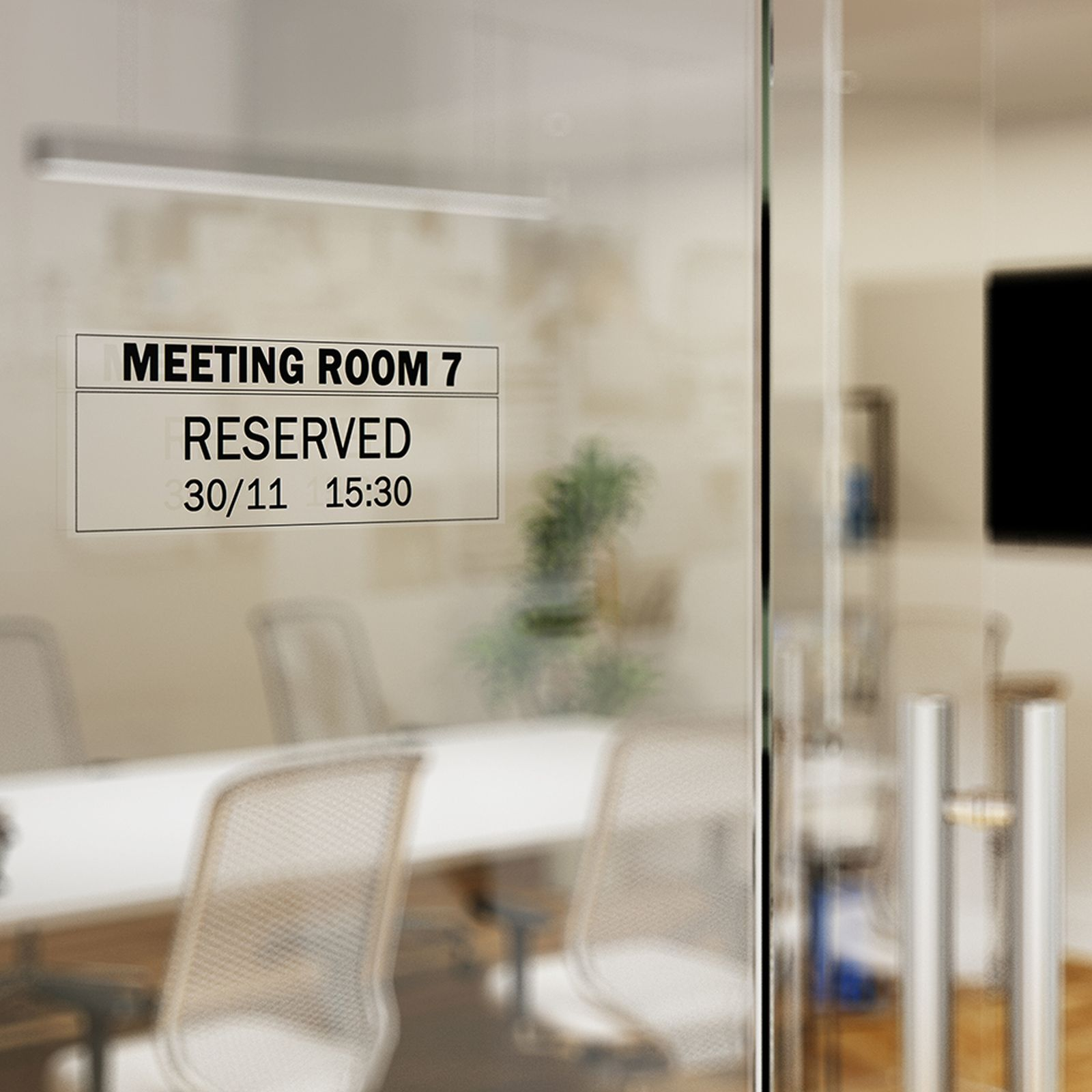 Tabliczka na szklanych drzwiach: SALA KONFERENCYJNA 7 ZAREZERWOWANA 30/11 15:30