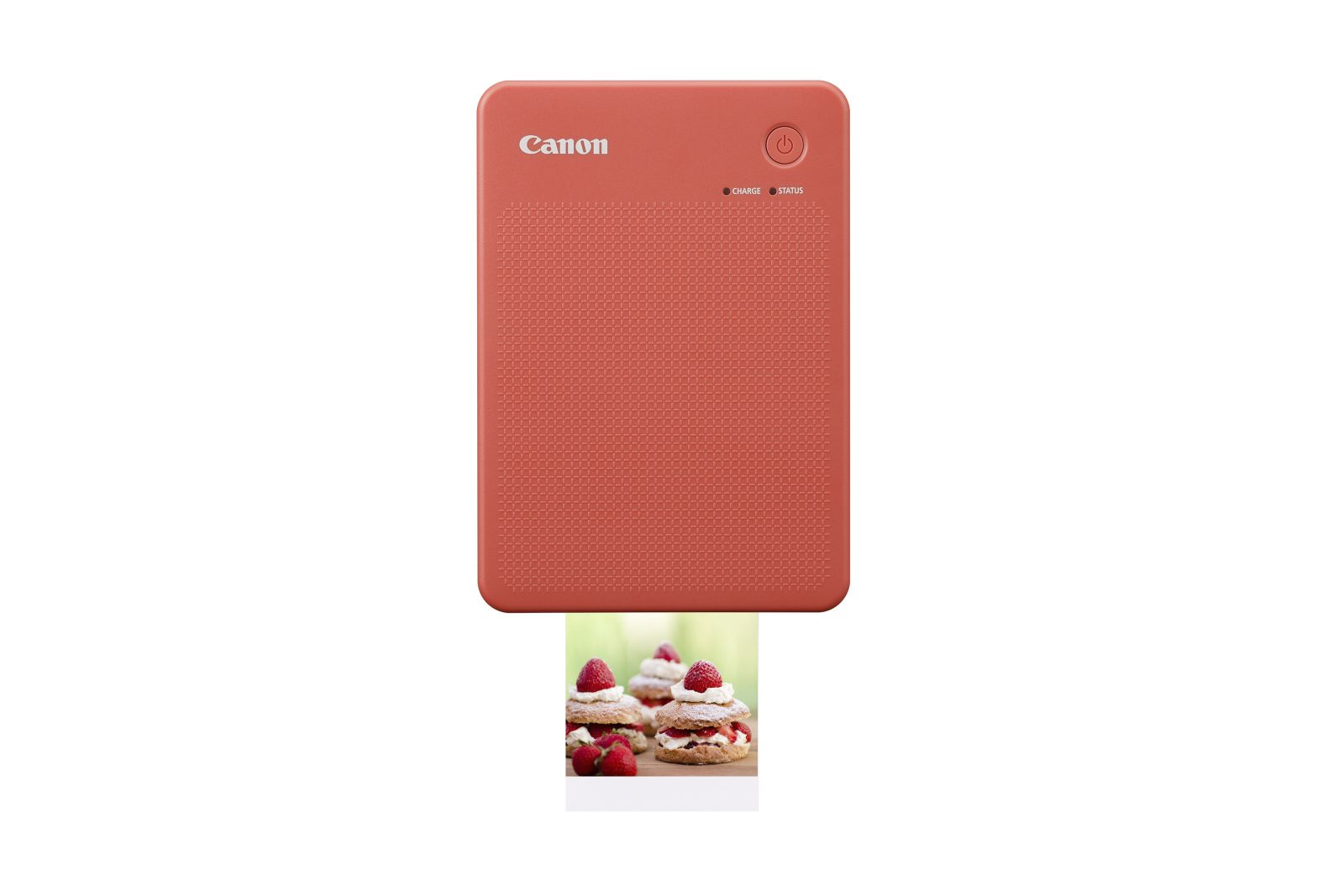 Una impresora Canon roja coral imprime tres pasteles pequeños con fresas y nata.