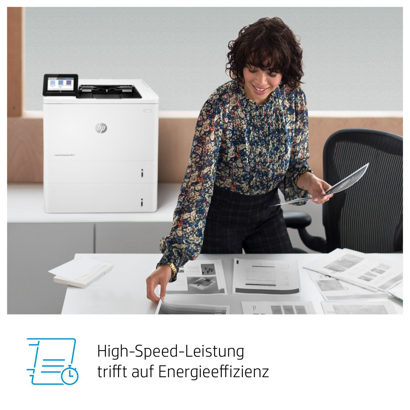 Kobieta pracuje przy biurku obok drukarki, z dokumentami.