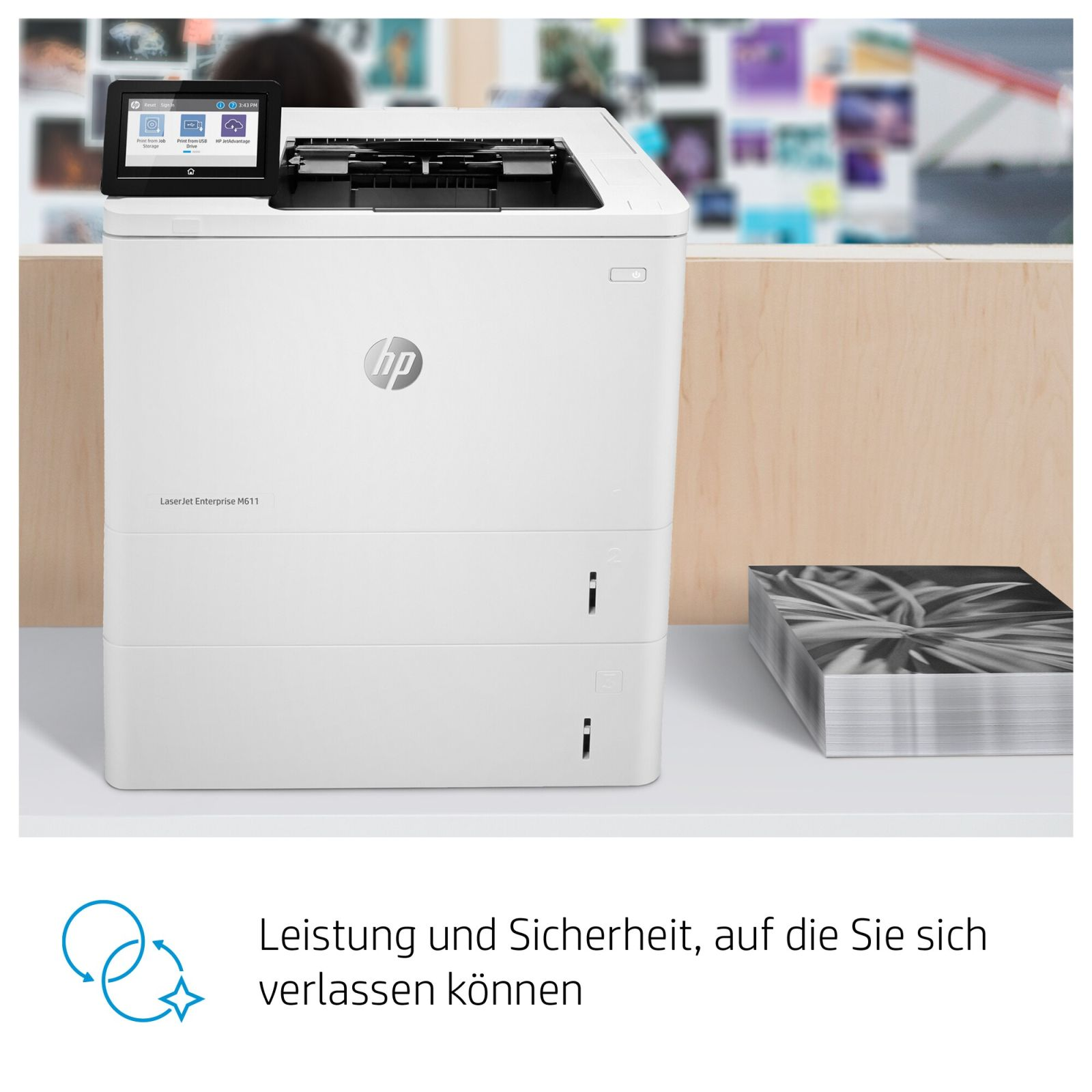 Biała drukarka HP LaserJet Enterprise M611 z ekranem dotykowym i stosem papieru.