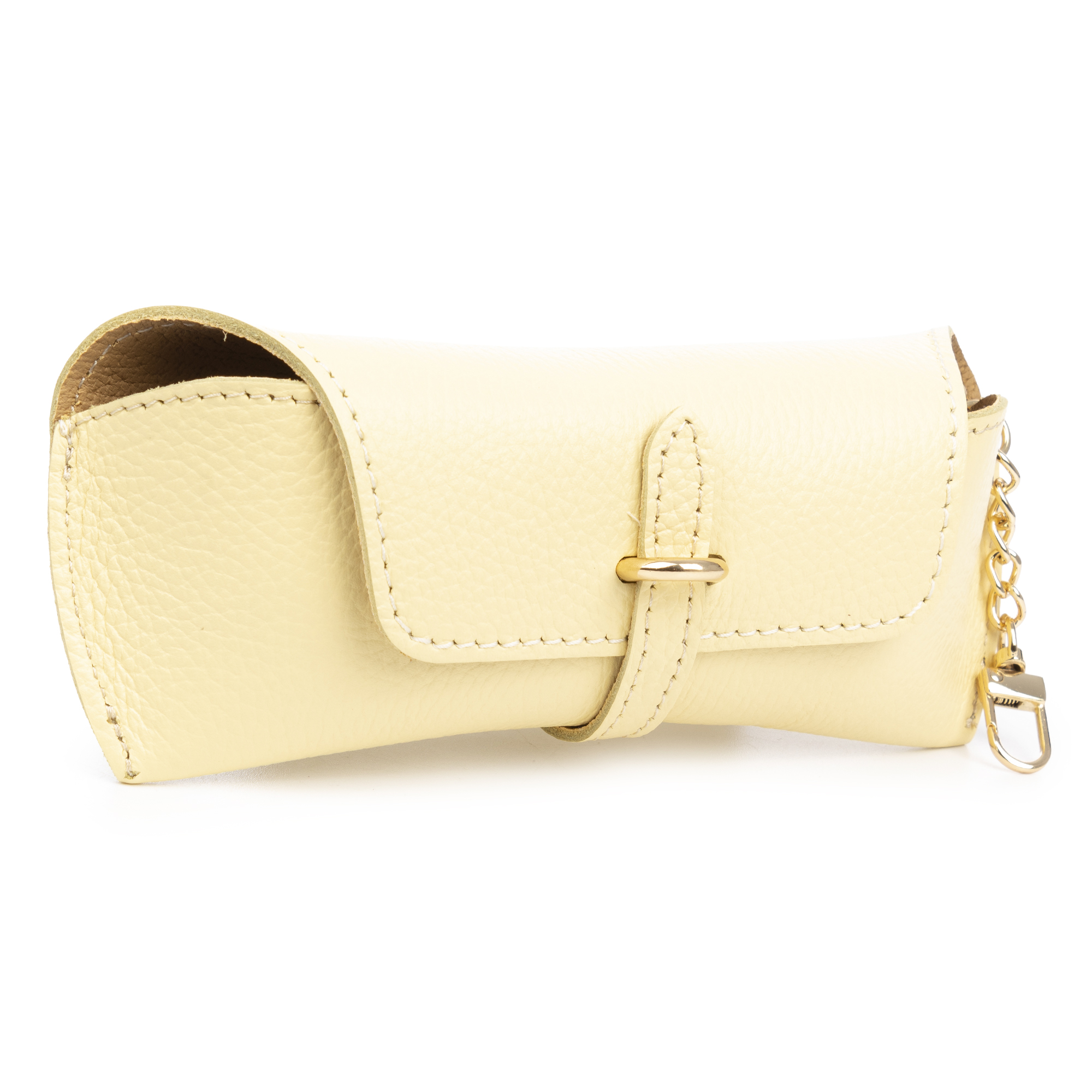 Un estuche amarillo de cuero para gafas con hebilla y cadena doradas.