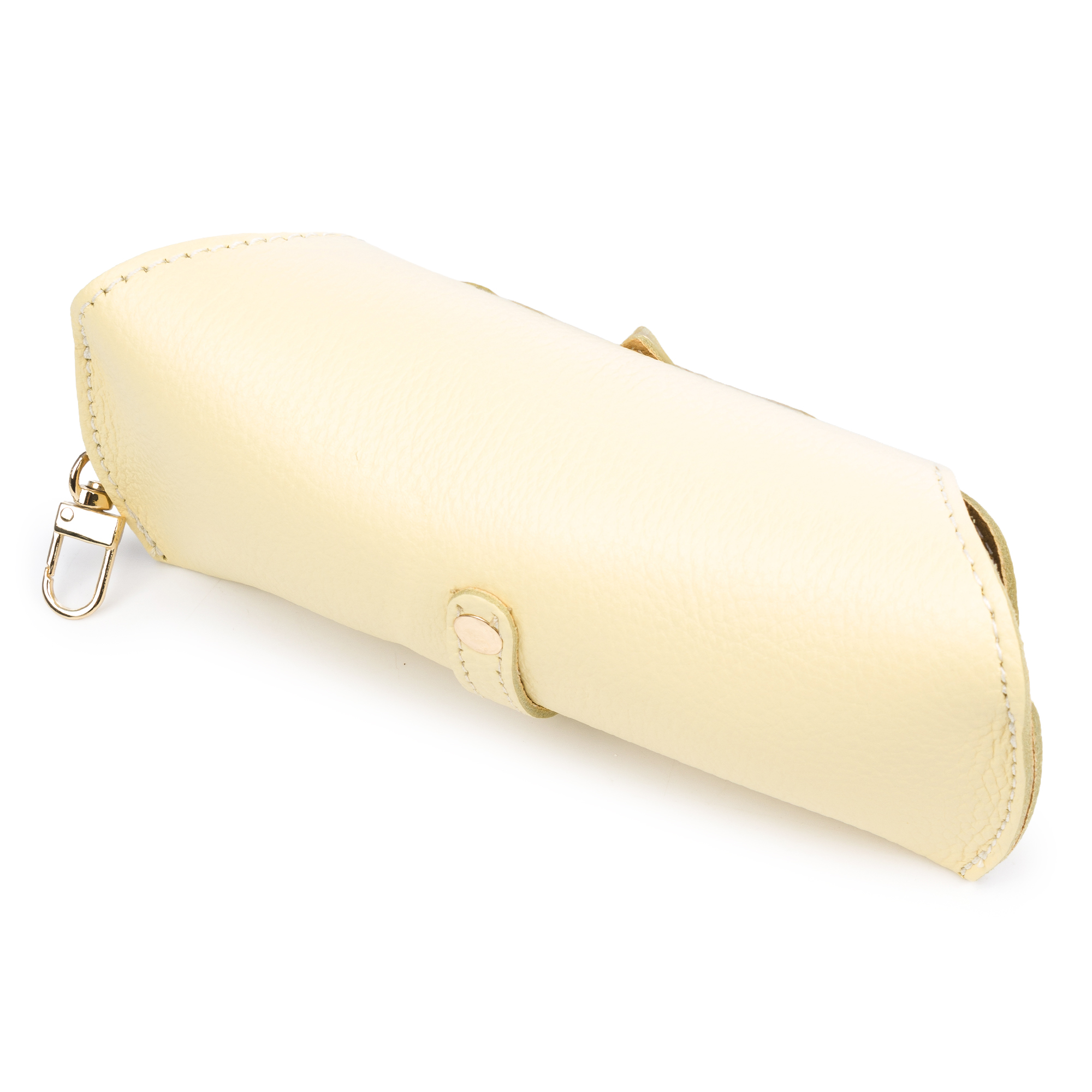 Un estuche de cuero amarillo claro para gafas con cierre dorado y llavero.