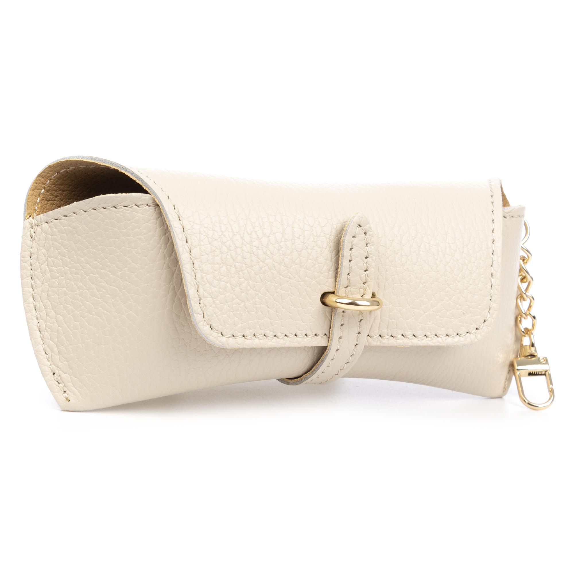 Una funda de cuero color crema para gafas con hebilla dorada y enganche para llavero.