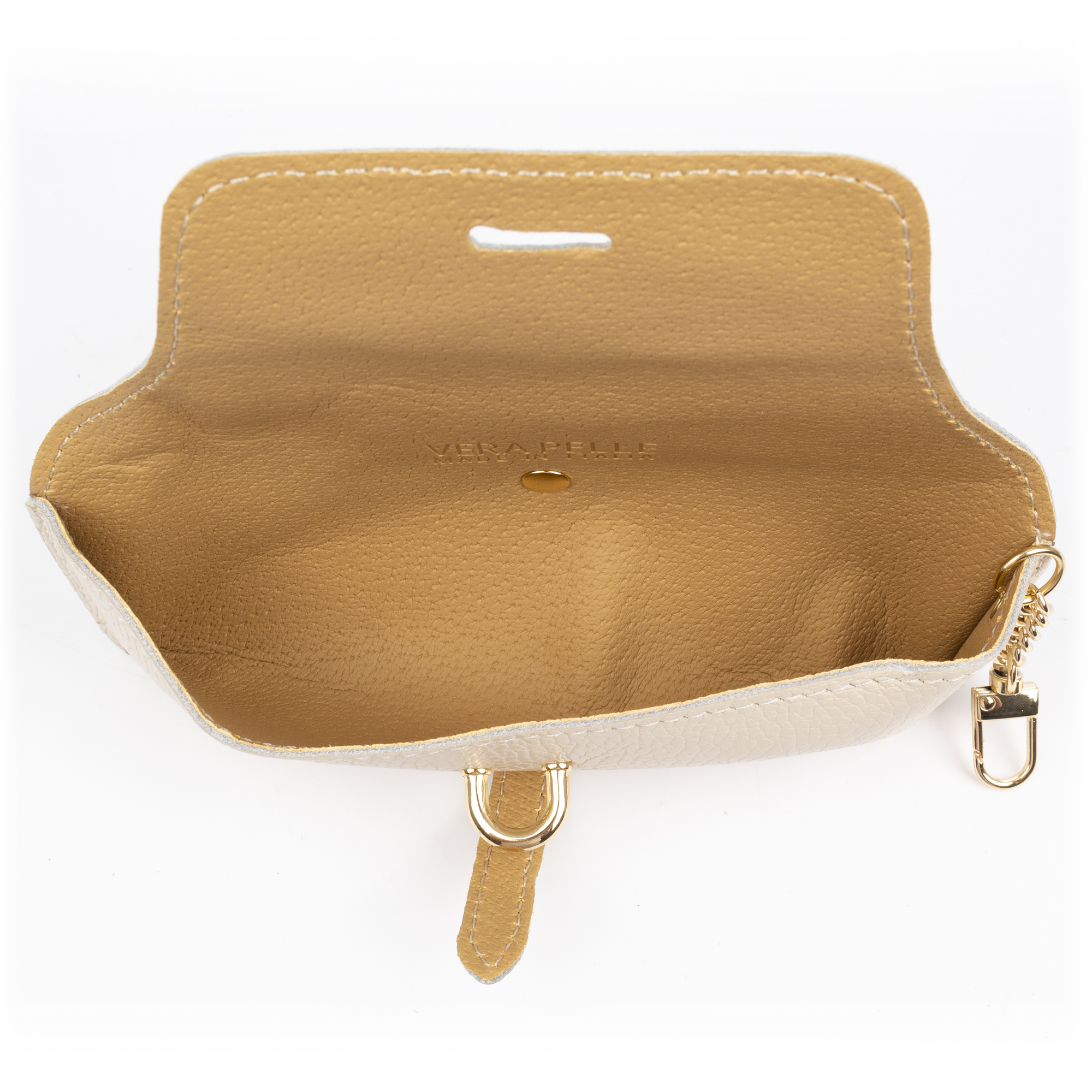 Una funda abierta de cuero beige con herrajes y costuras doradas.