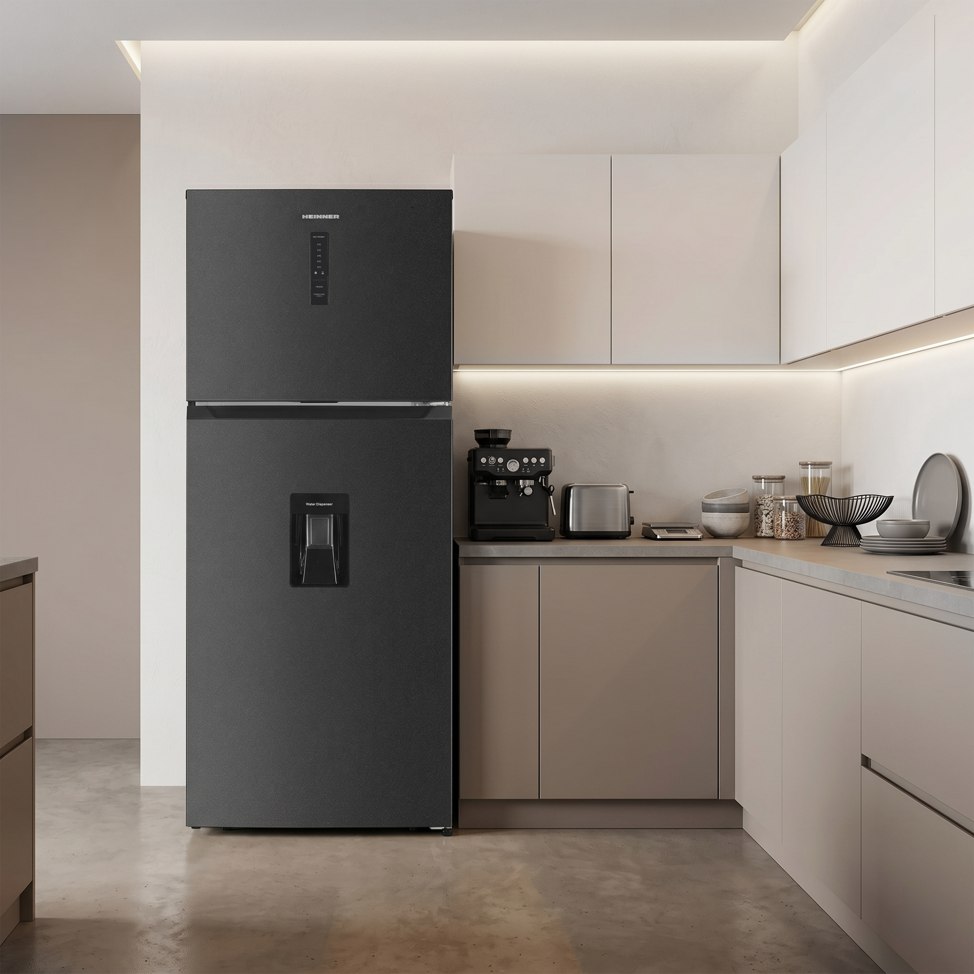 Moderne zwarte koelkast met waterdispenser, ernaast koffiezetapparaat en broodrooster.