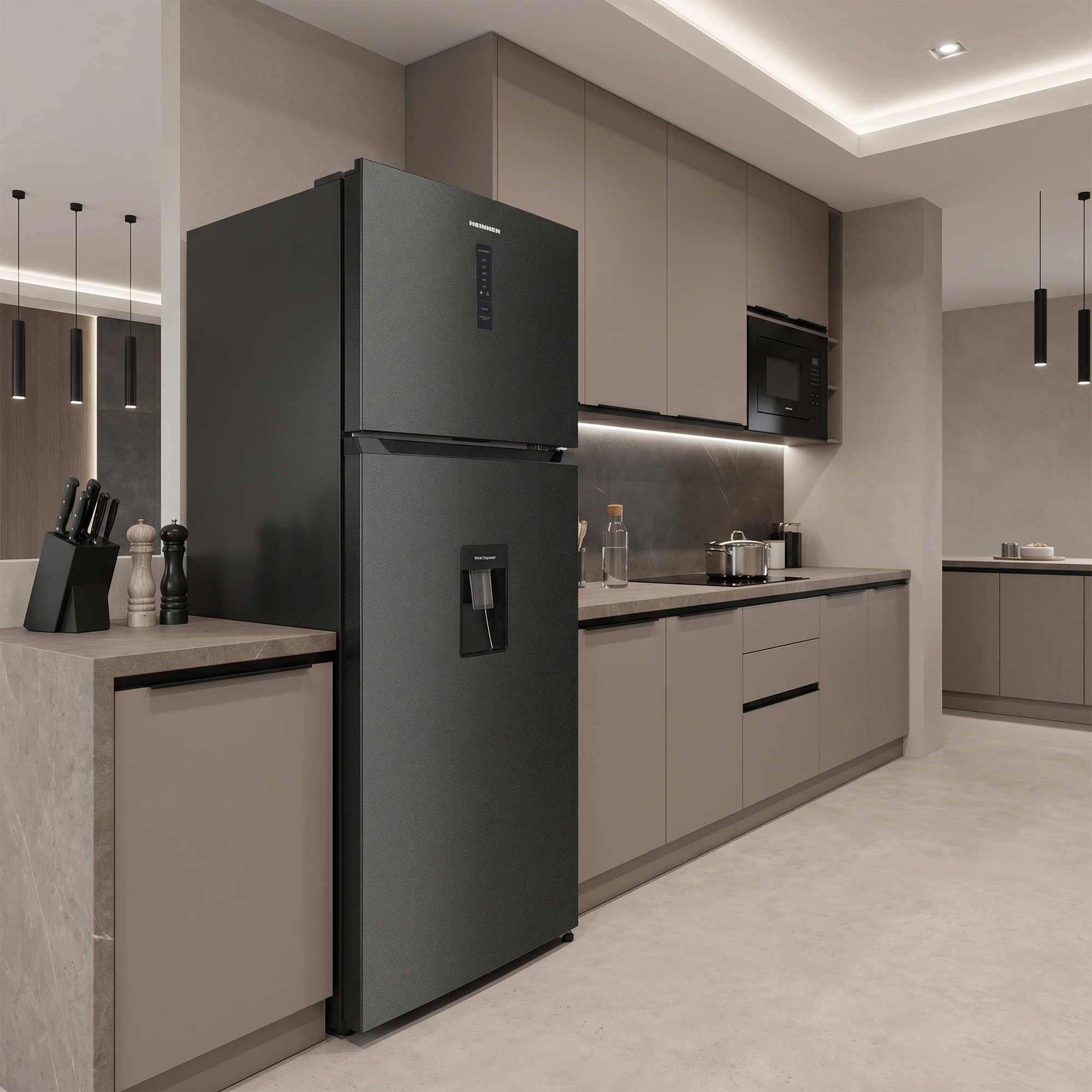 Moderne keuken met zwarte koelkast, magnetron en kookgerei.