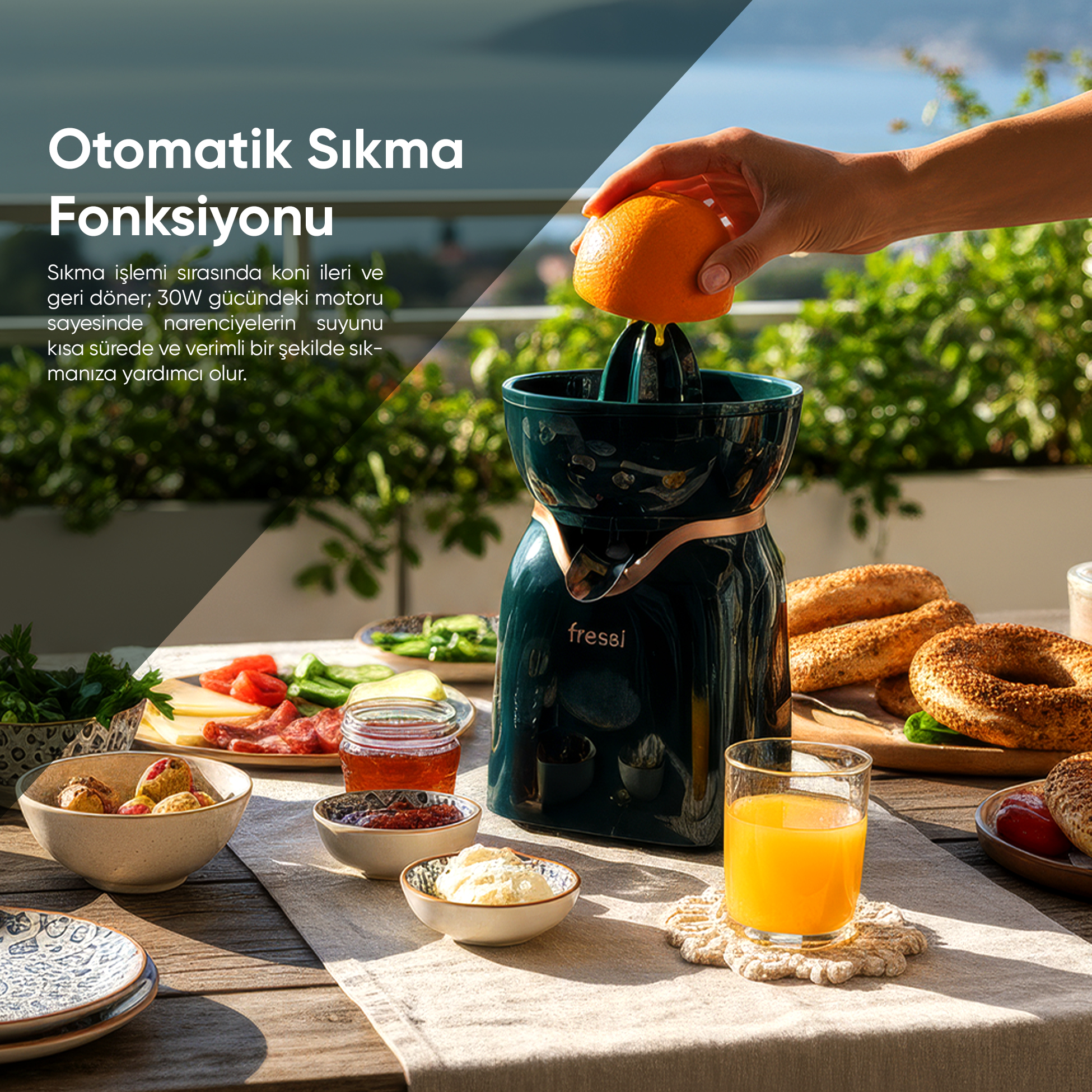 Koyu yeşil narenciye sıkacağı portakal sıkıyor, yanında kahvaltılık yiyecekler var.