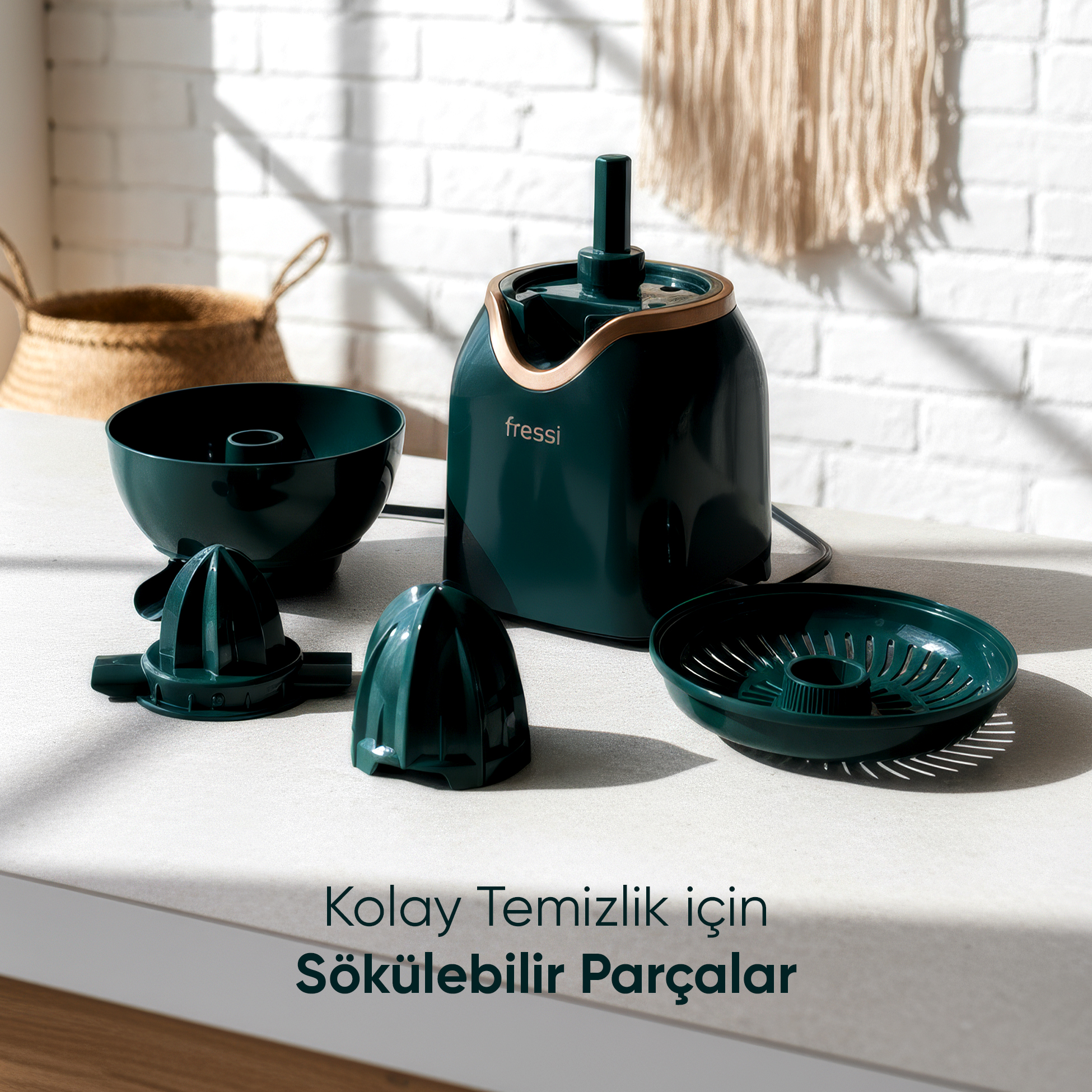 Koyu yeşil narenciye sıkacağı ve aksesuarları tezgahta.