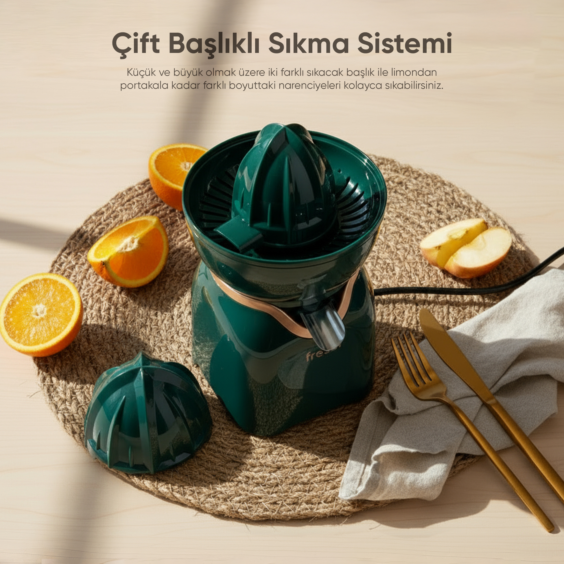 Yeşil narenciye sıkacağı portakal, elma, çatal-bıçak ve bez peçeteyle çevrili.