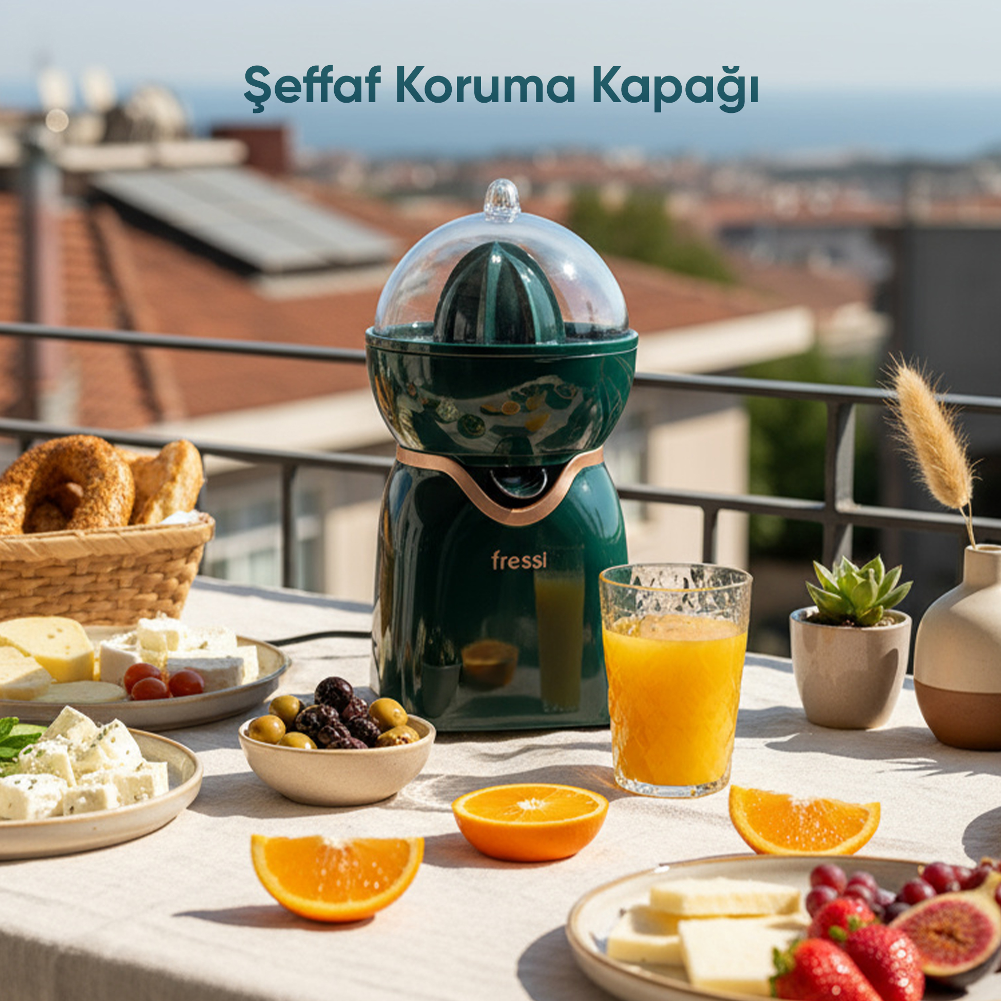 Yeşil bir narenciye sıkacağı peynir, ekmek, portakal ve meyve suyu ile masada duruyor.