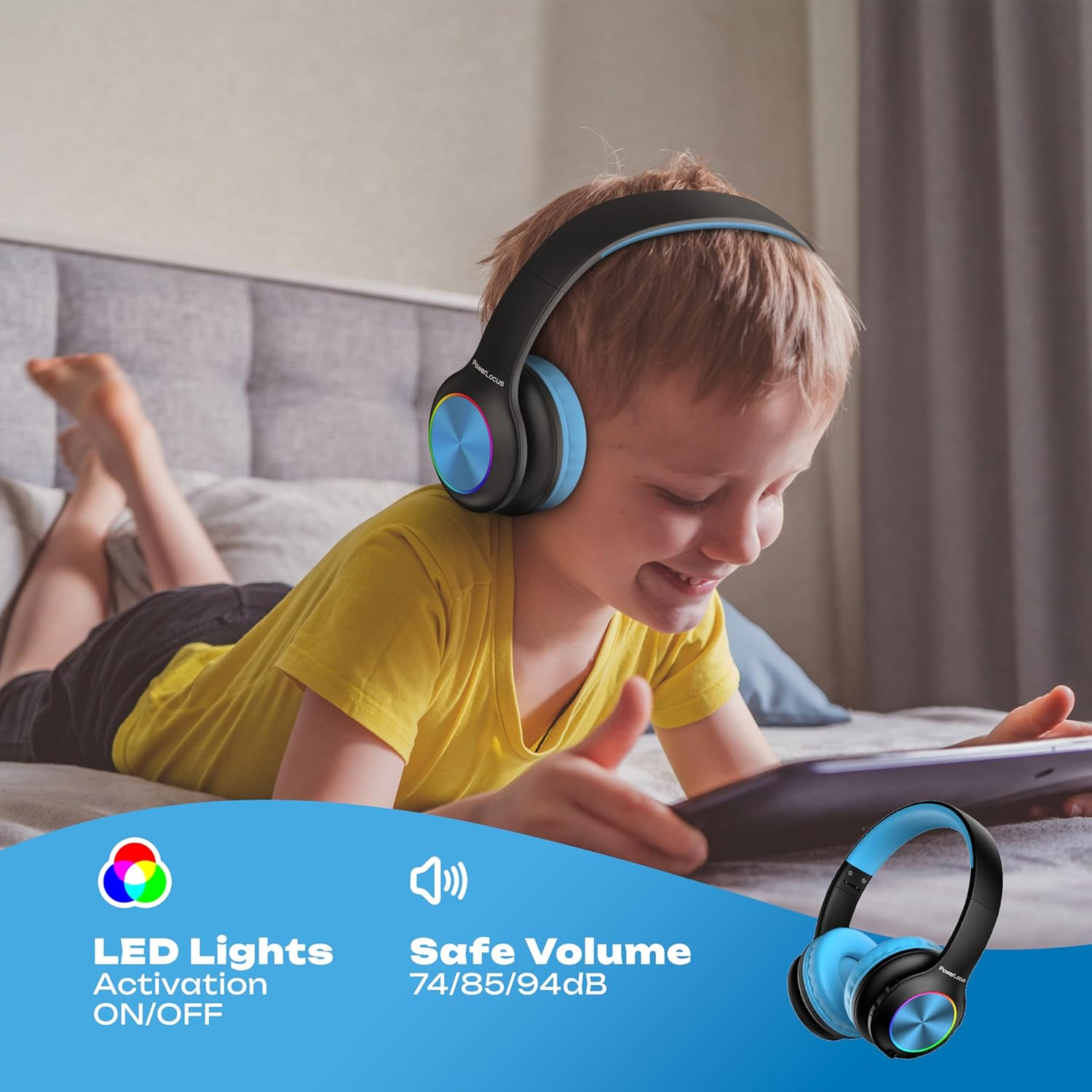 Un garçon portant un casque est allongé sur un lit, regardant une tablette.