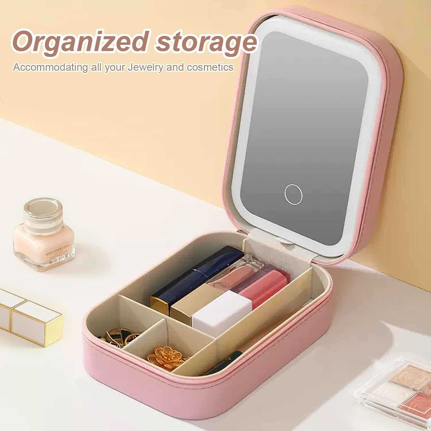 Ein rosafarbener Kosmetik-Organizer mit Spiegel und Schmuck/Lippenstiften