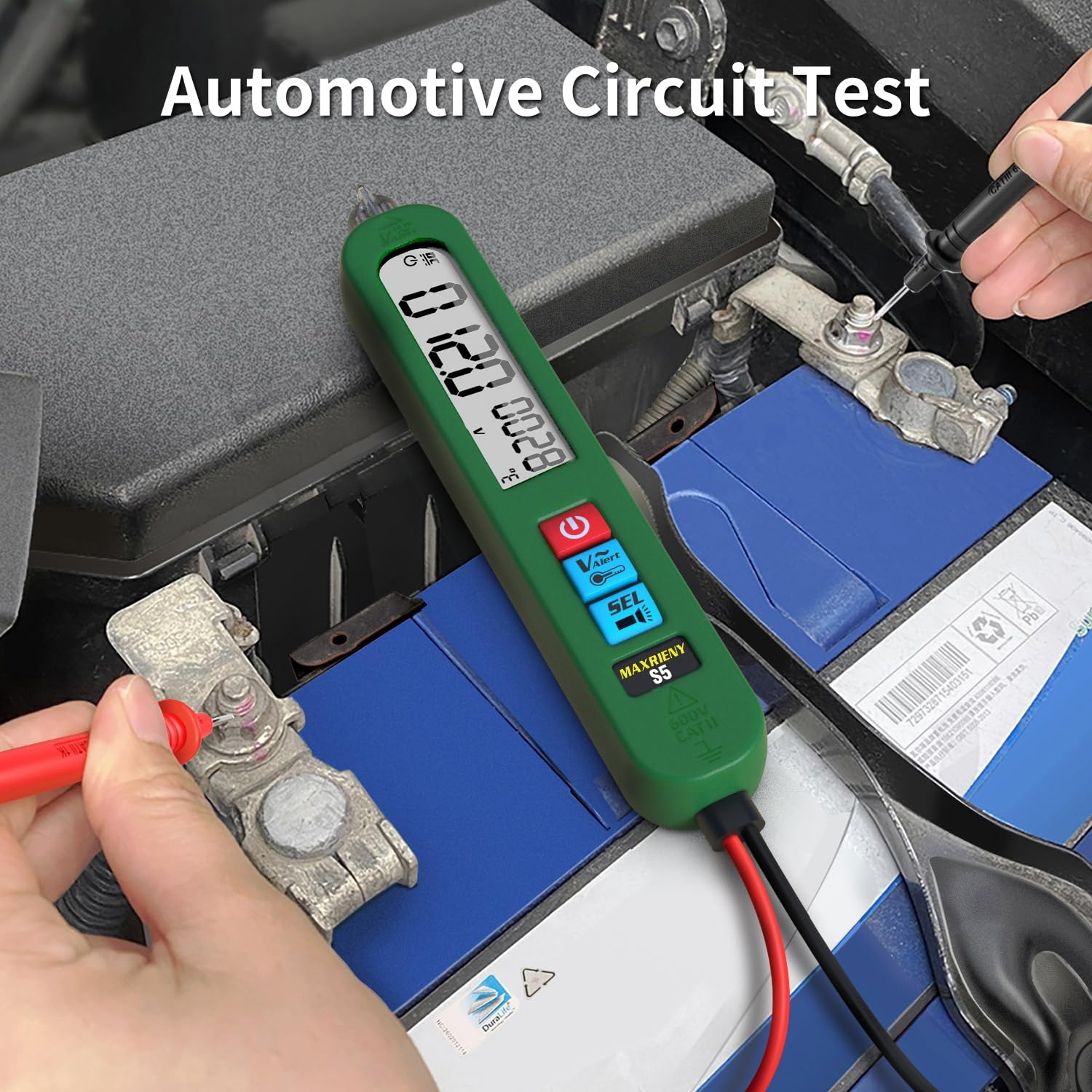 Ein grünes Autoelektrik-Testgerät wird an einer Autobatterie verwendet.