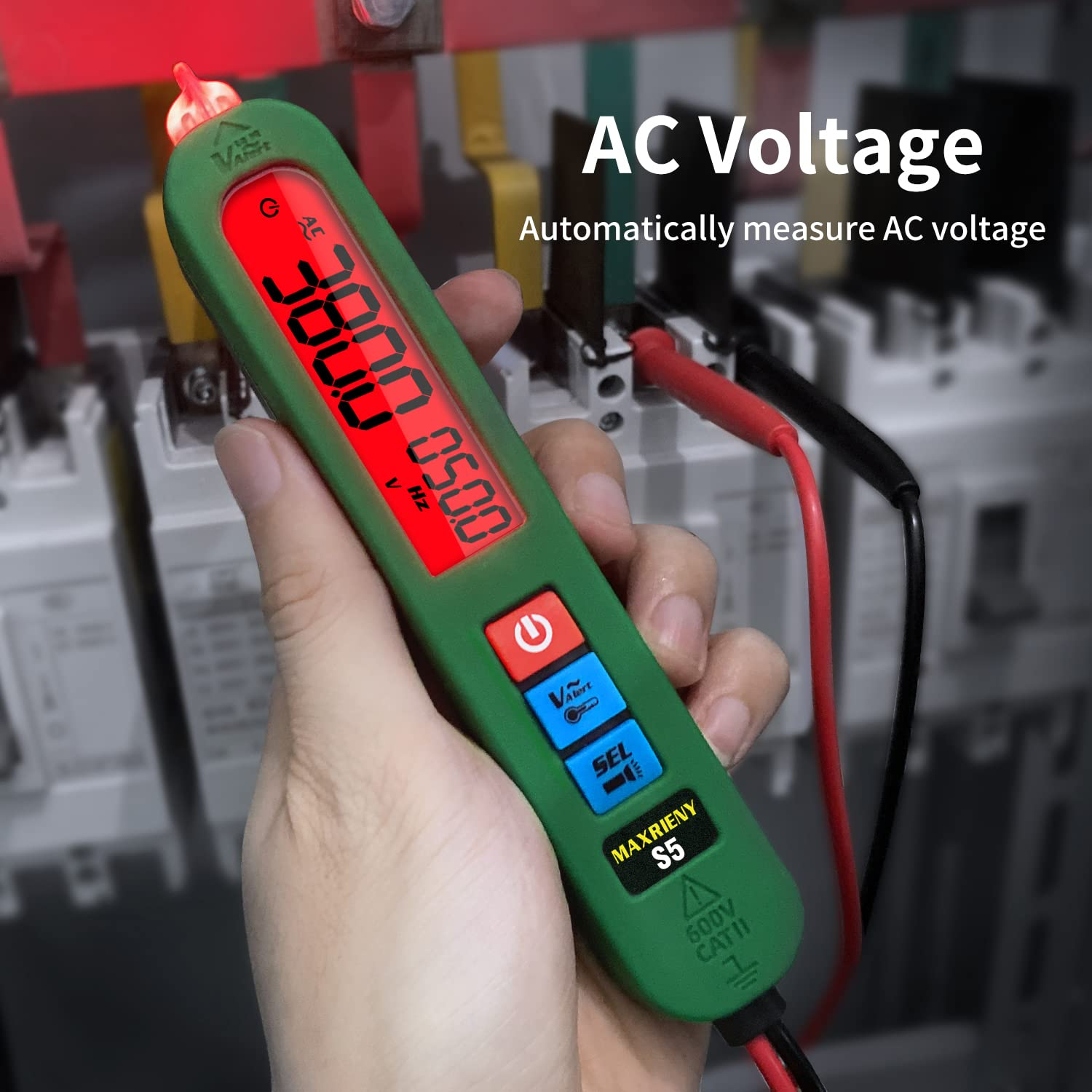 Grünes Spannungsprüfgerät mit rotem Display zeigt 380,0V, 0500Hz. An Elektrogeräten verwendet.
