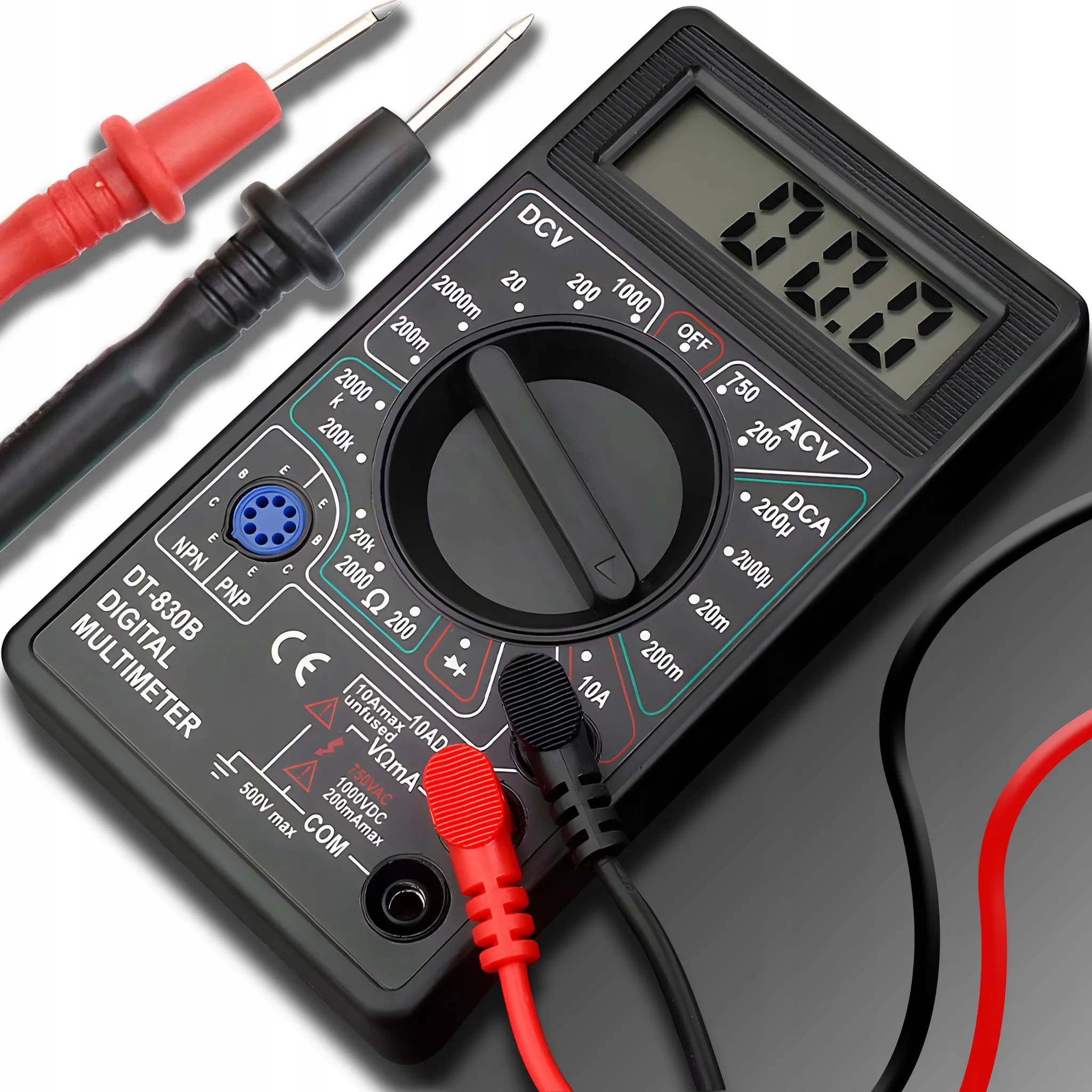 Digitalmultimeter DT-830B mit roten und schwarzen Messleitungen, Display zeigt 0.0.0.