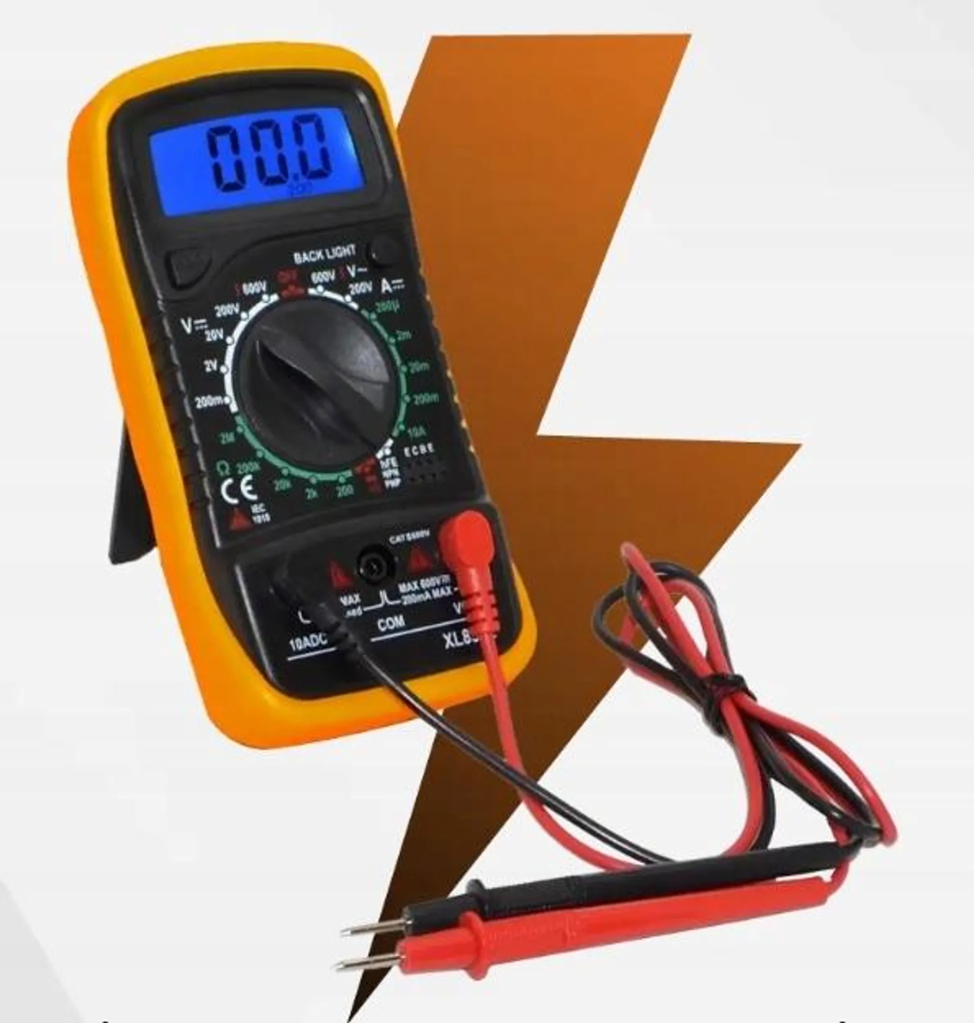 Ein gelbes Multimeter mit blauem Bildschirm und Messleitungen auf weißem Hintergrund.