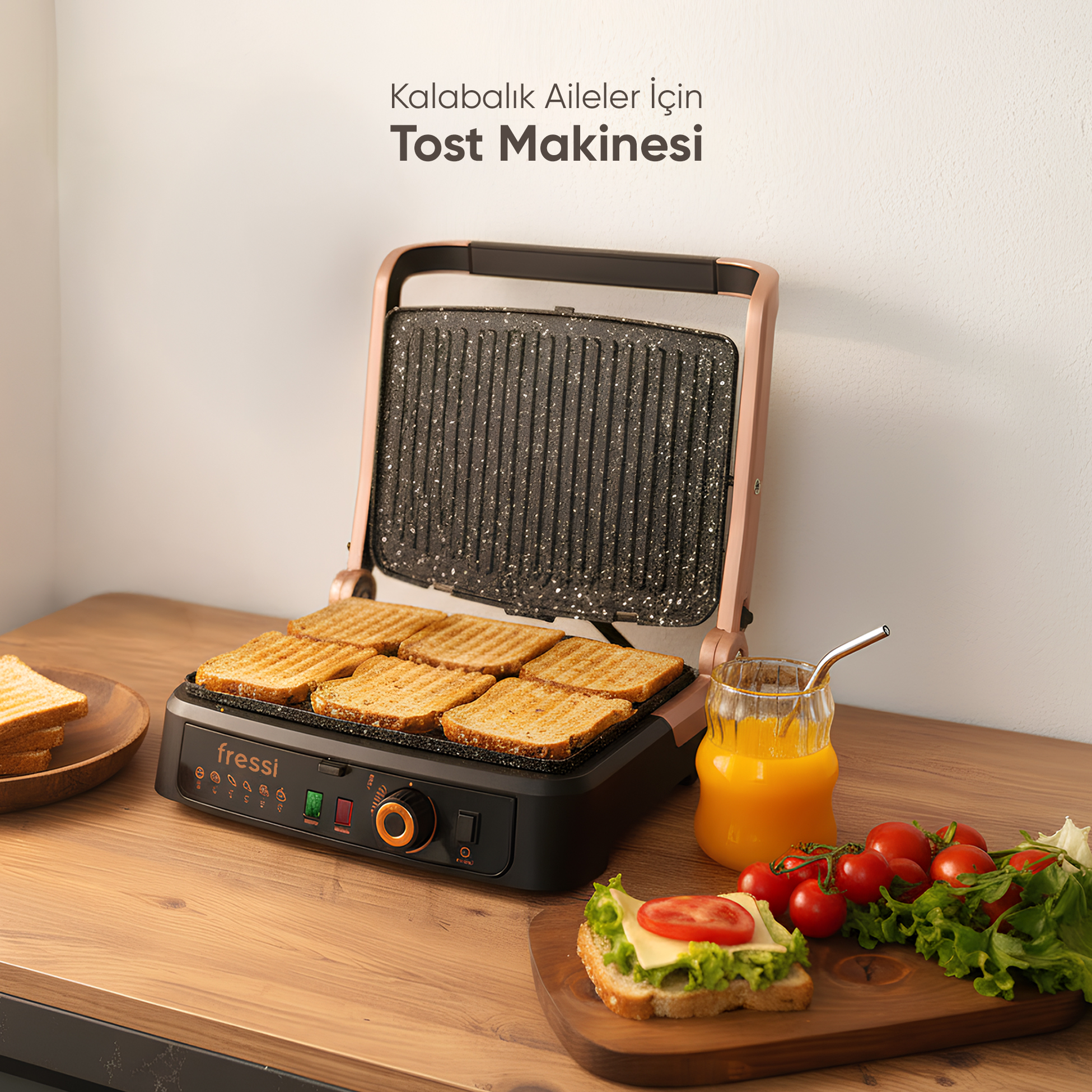 Açık tost makinesinde kızarmış ekmekler, yanında bir bardak portakal suyu ve sandviç.