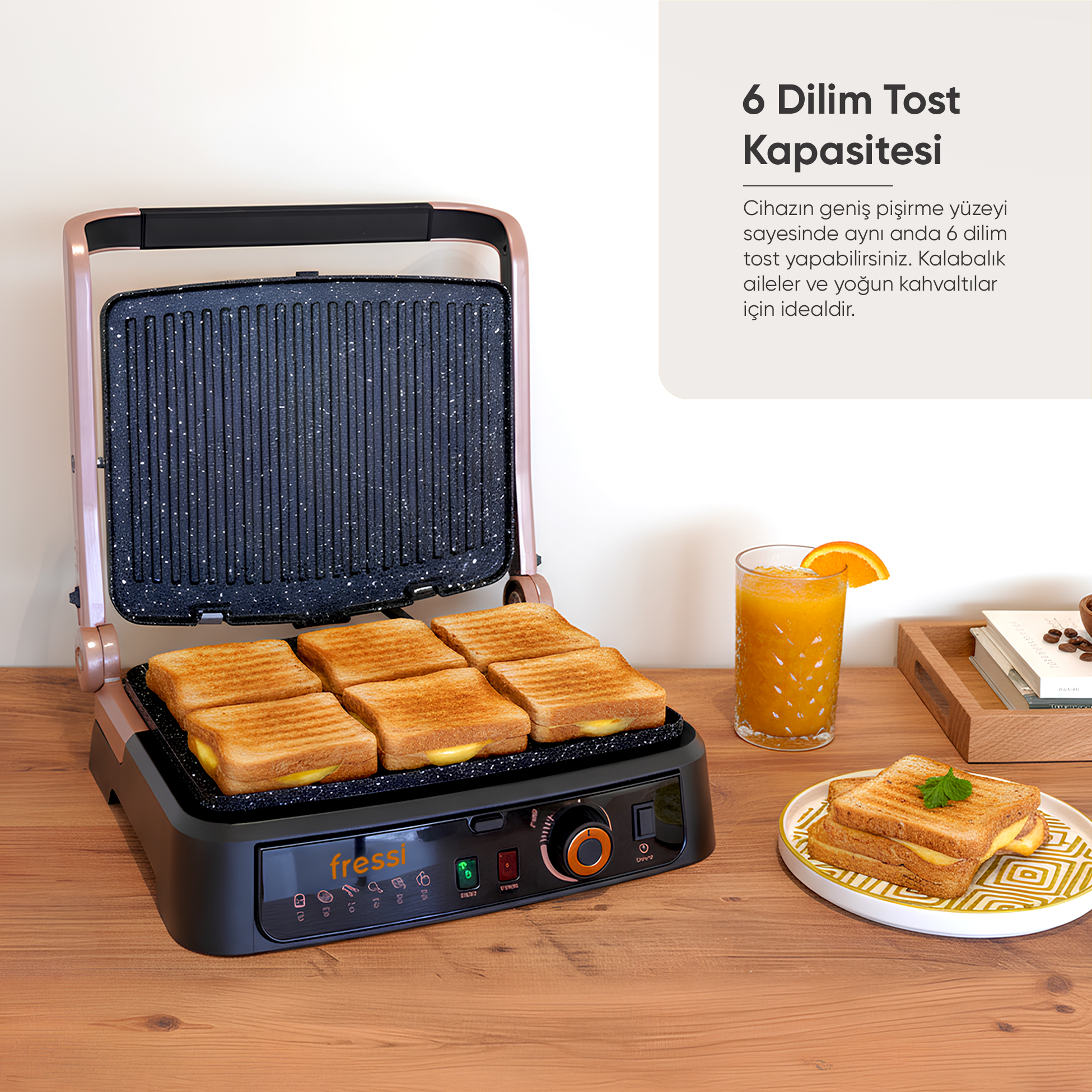 6 altın rengi tostu olan açık bir tost makinesi, portakal suyu ve kahve.