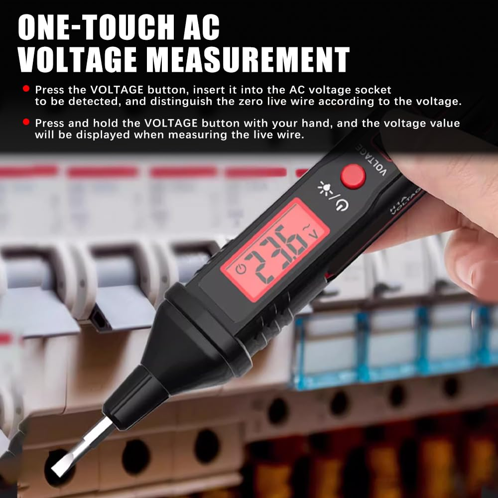 Ein Mann misst die Spannung mit einem digitalen Tester an einem Sicherungskasten.