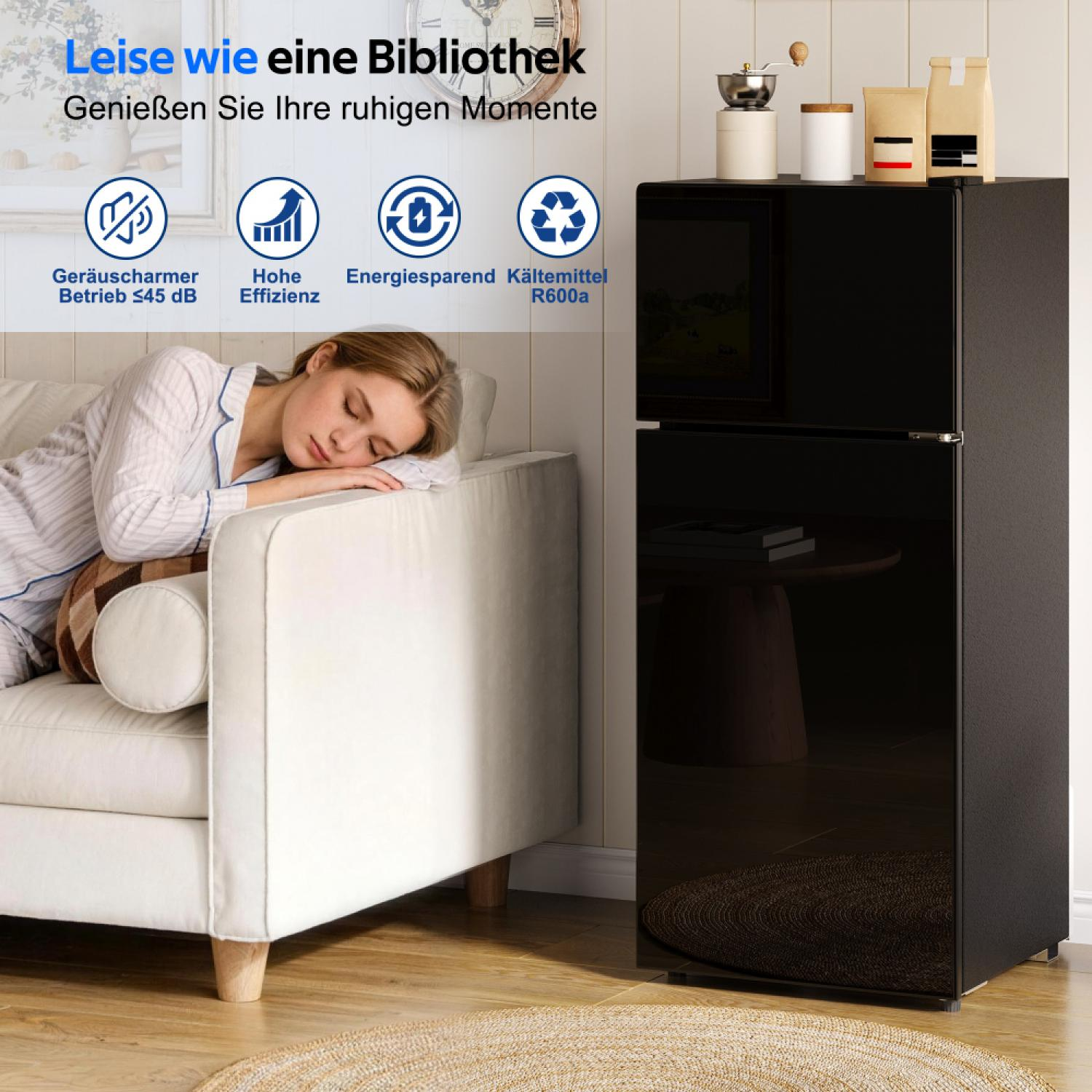 Eine Frau schläft auf einem Sofa neben einem schwarzen Kühlschrank.