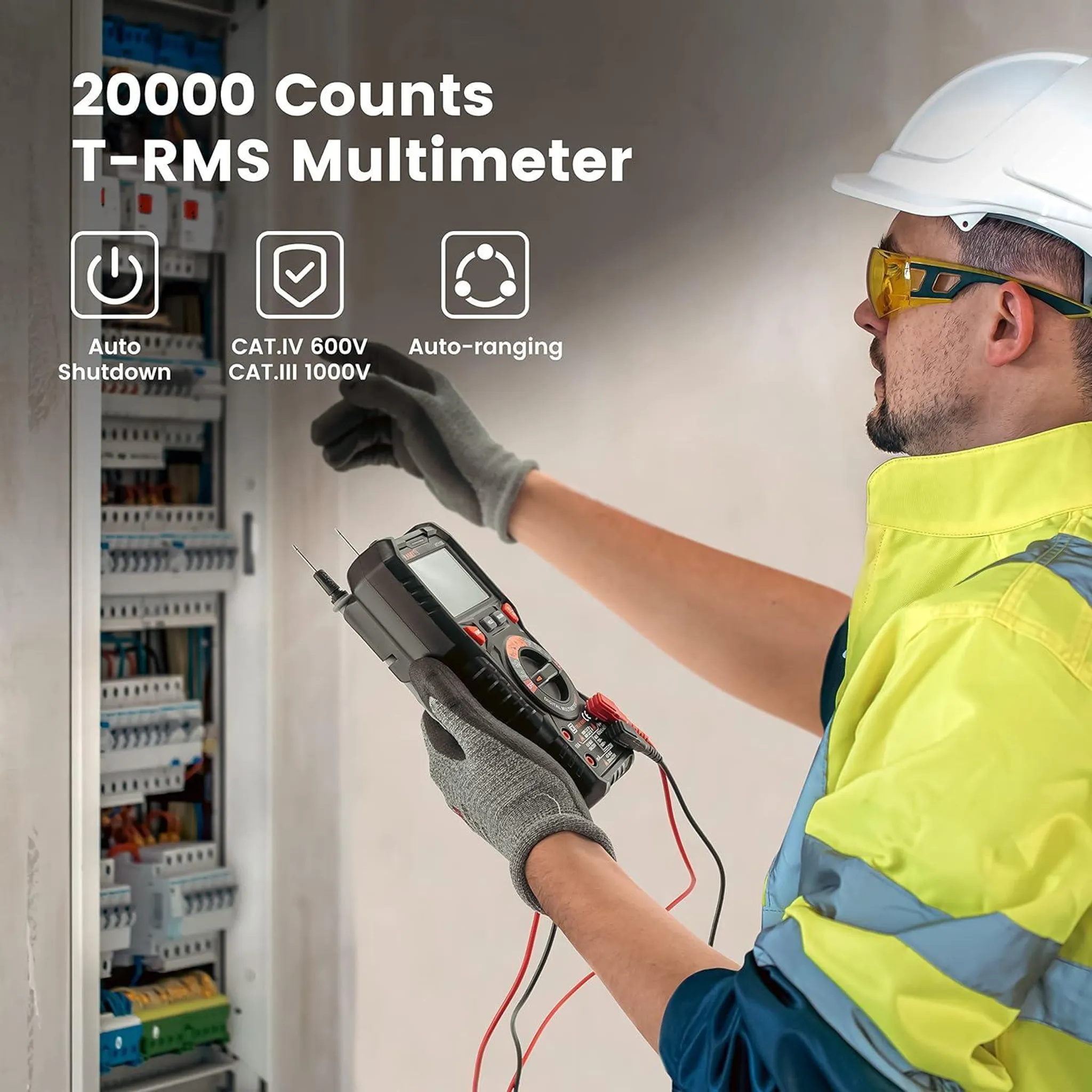 Ein Mann in Schutzkleidung prüft eine Schalttafel mit einem Multimeter.