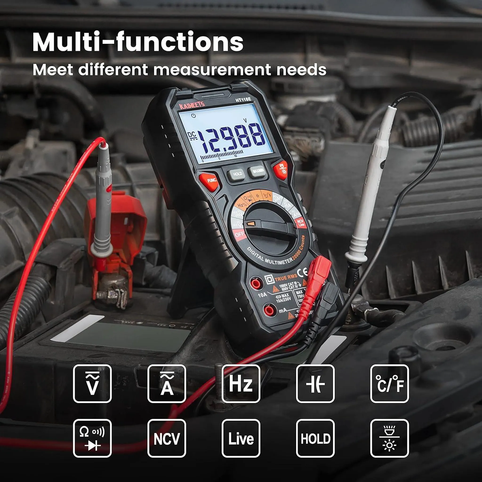 Ein Digitalmultimeter mit roten und schwarzen Messleitungen, das an einer Autobatterie angeschlossen ist.