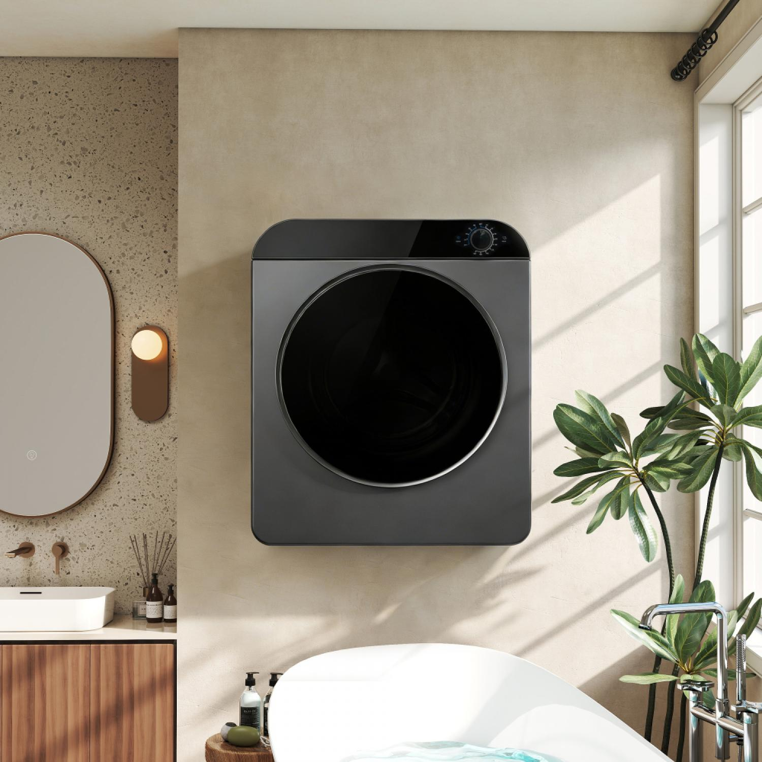 Ein moderner Waschtrockner hängt an einer Wand über einer Badewanne. Ein Spiegel und ein Waschbecken sind links.