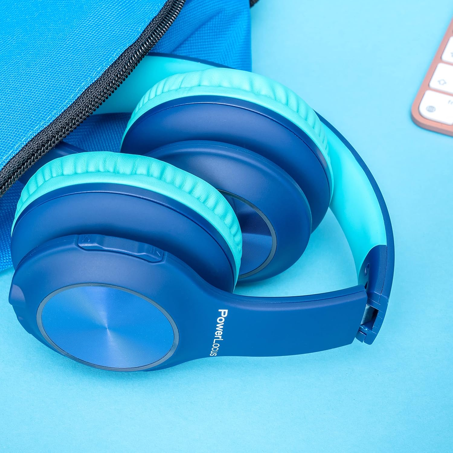Casque bleu et turquoise à côté d'un sac bleu sur fond bleu.