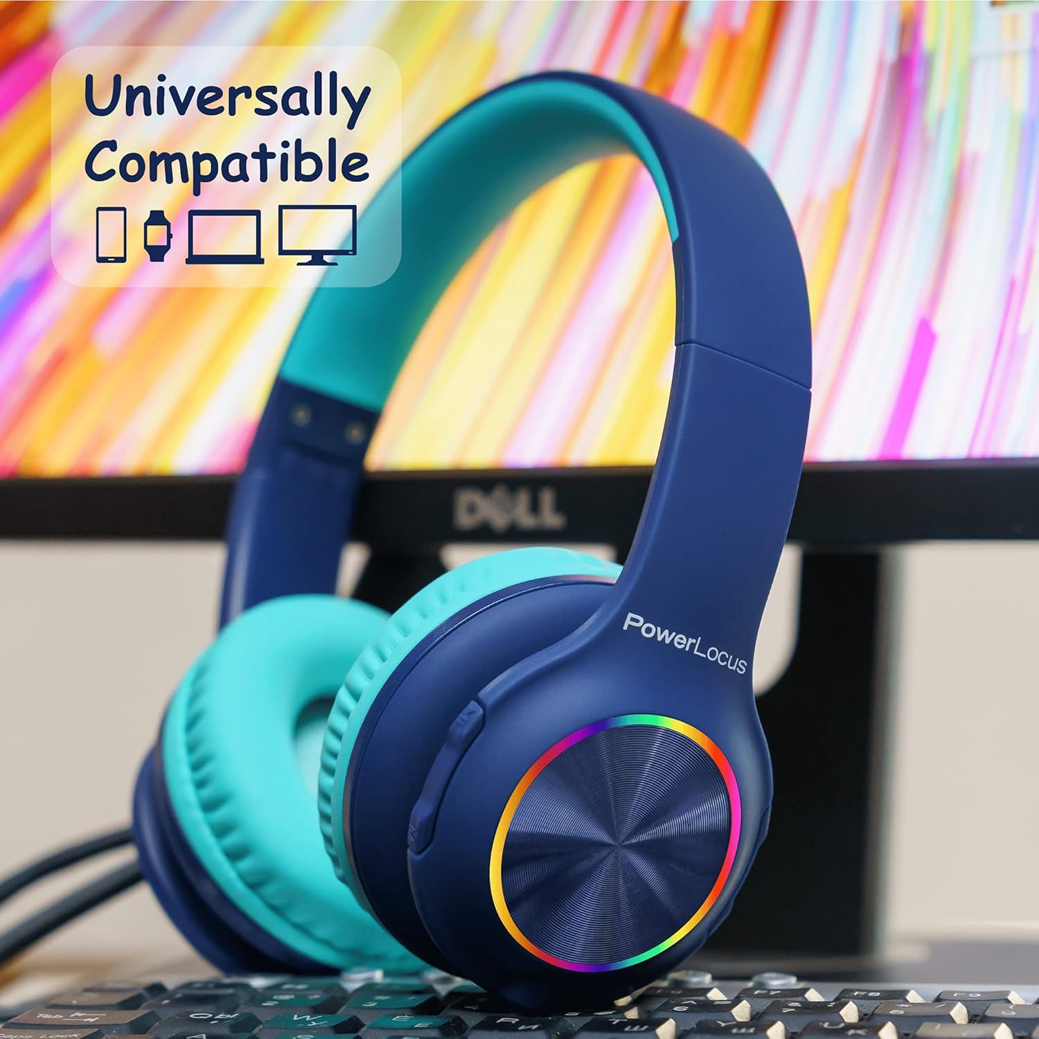 Casque bleu et turquoise avec LED arc-en-ciel sur l'oreillette posé sur un clavier.