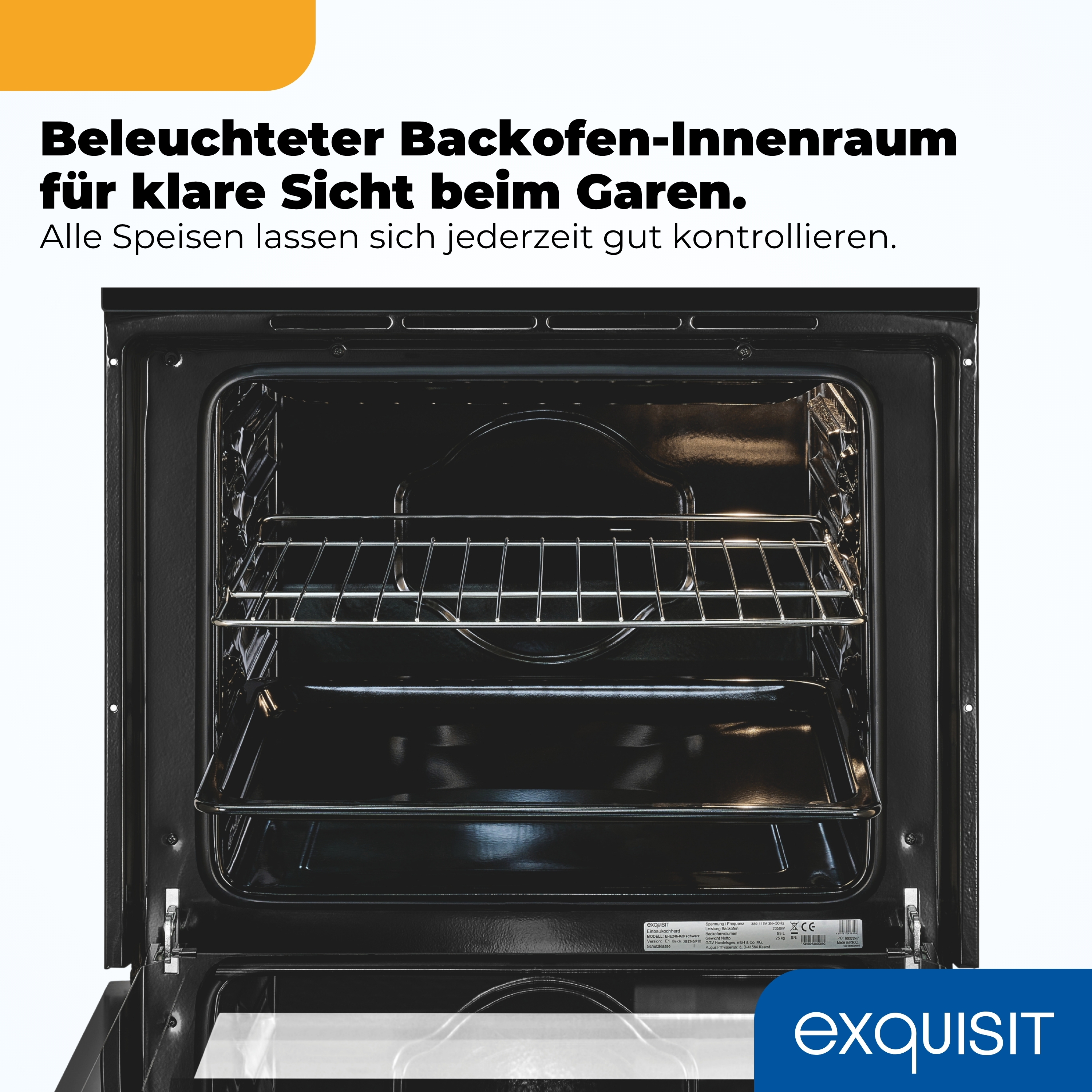 Beleuchteter Innenraum eines schwarzen Einbauofens mit zwei Rosten und einem Backblech.