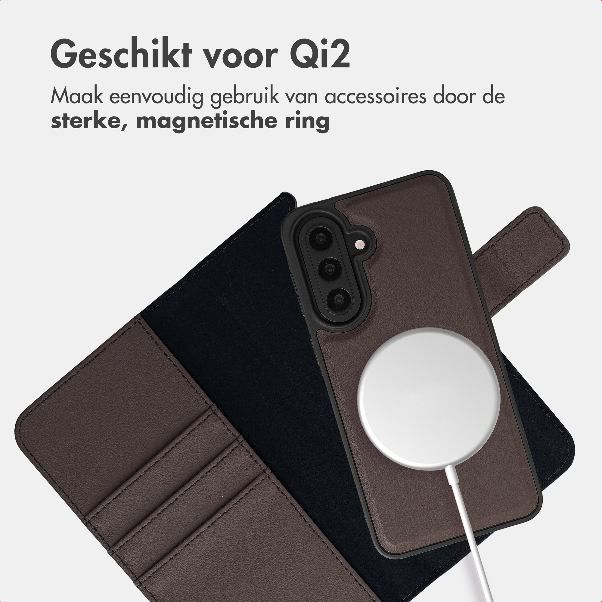 Braunes Handycover mit Qi2-Ladegerät und Kartenfächern.